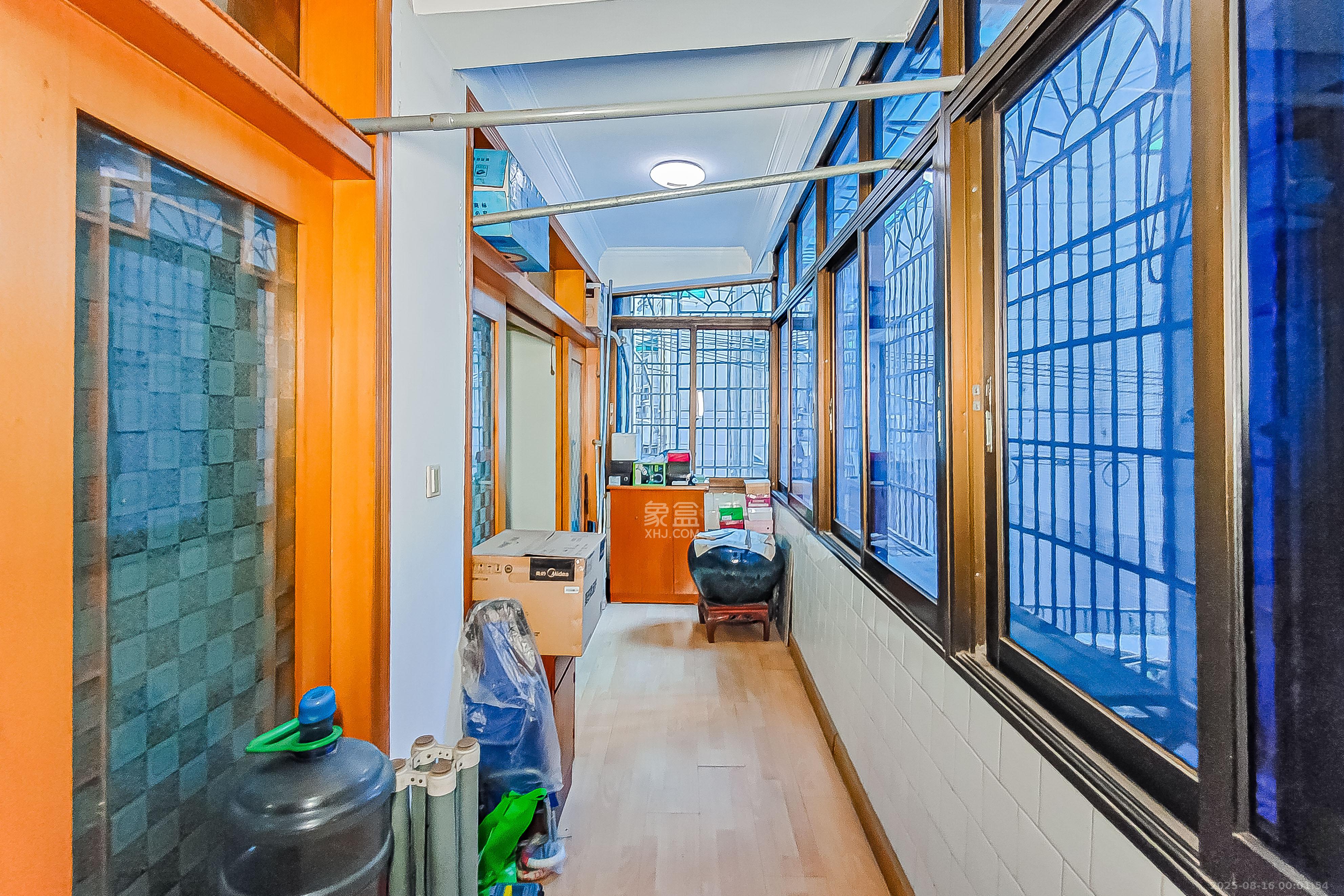 石子冲巷  3室2厅1卫    67.0万阳台