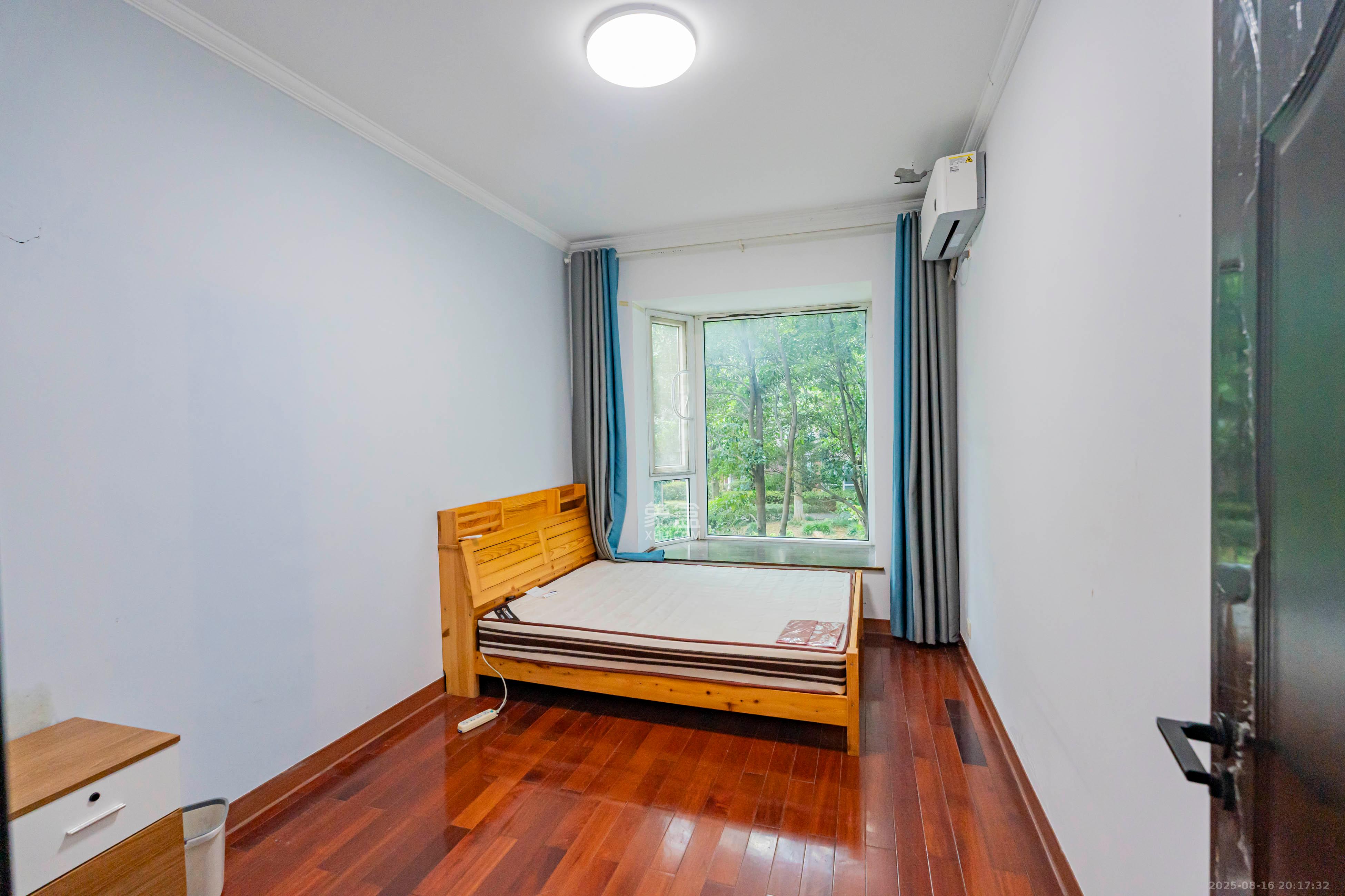 左岸春天  4室2厅2卫    130.0万 左岸春天  4室2厅2卫    130.0万卧室