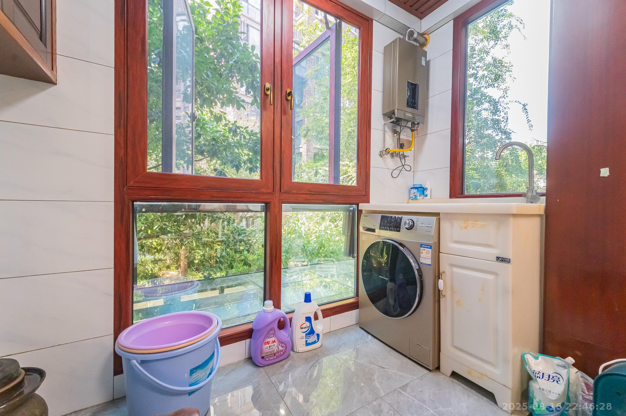 星湖湾二期洋房  4室2厅2卫    171.8万 星湖湾二期洋房  4室2厅2卫    171.8万阳台