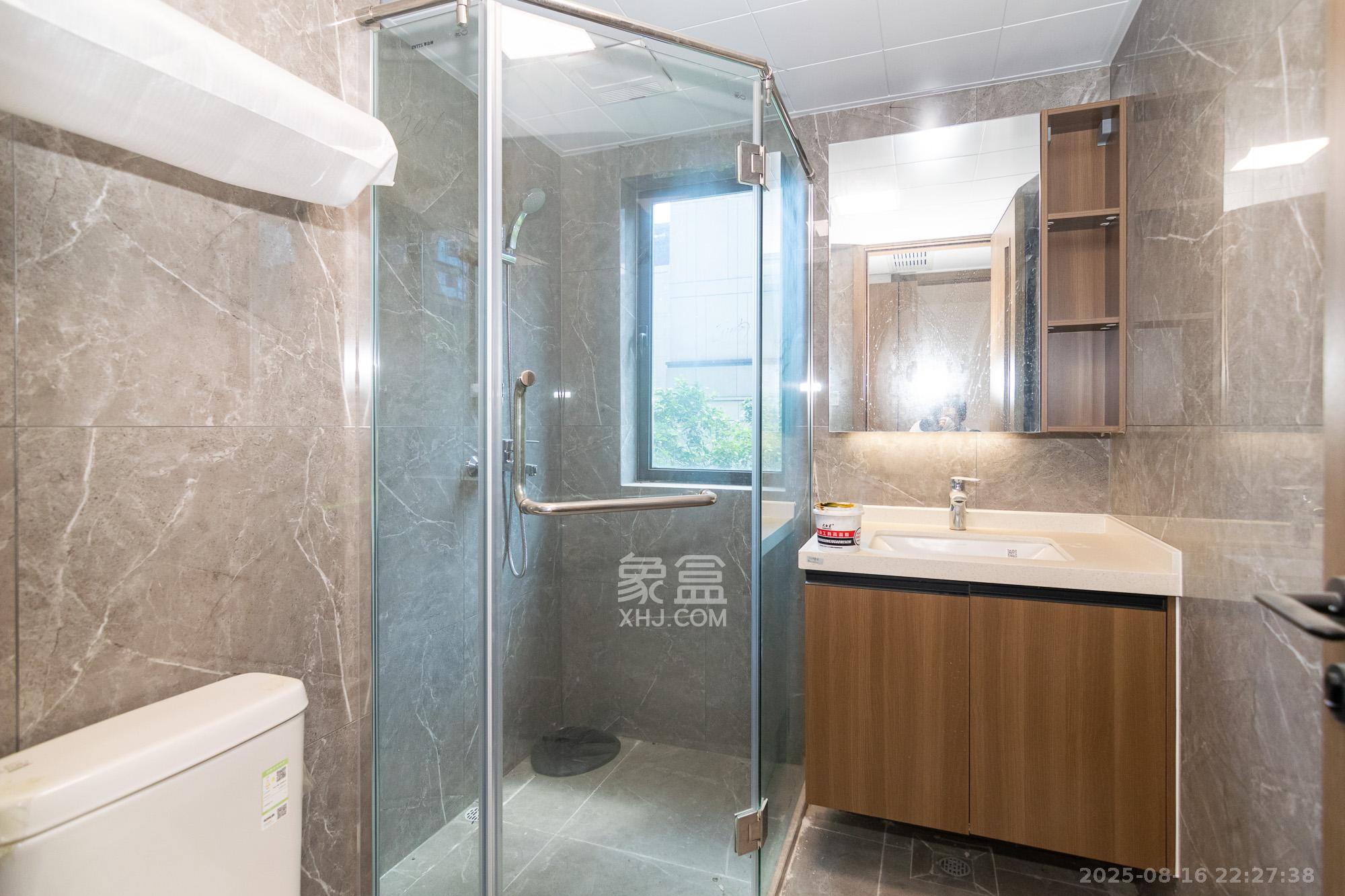 阳光城联利悦澜府  4室2厅2卫    93.0万 阳光城联利悦澜府  4室2厅2卫    93.0万卫生间