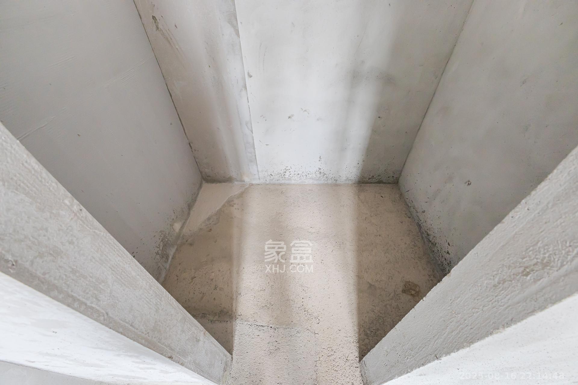 港湘铂玥（天园地芳国际珠宝城）  3室2厅2卫    55.8万卧室