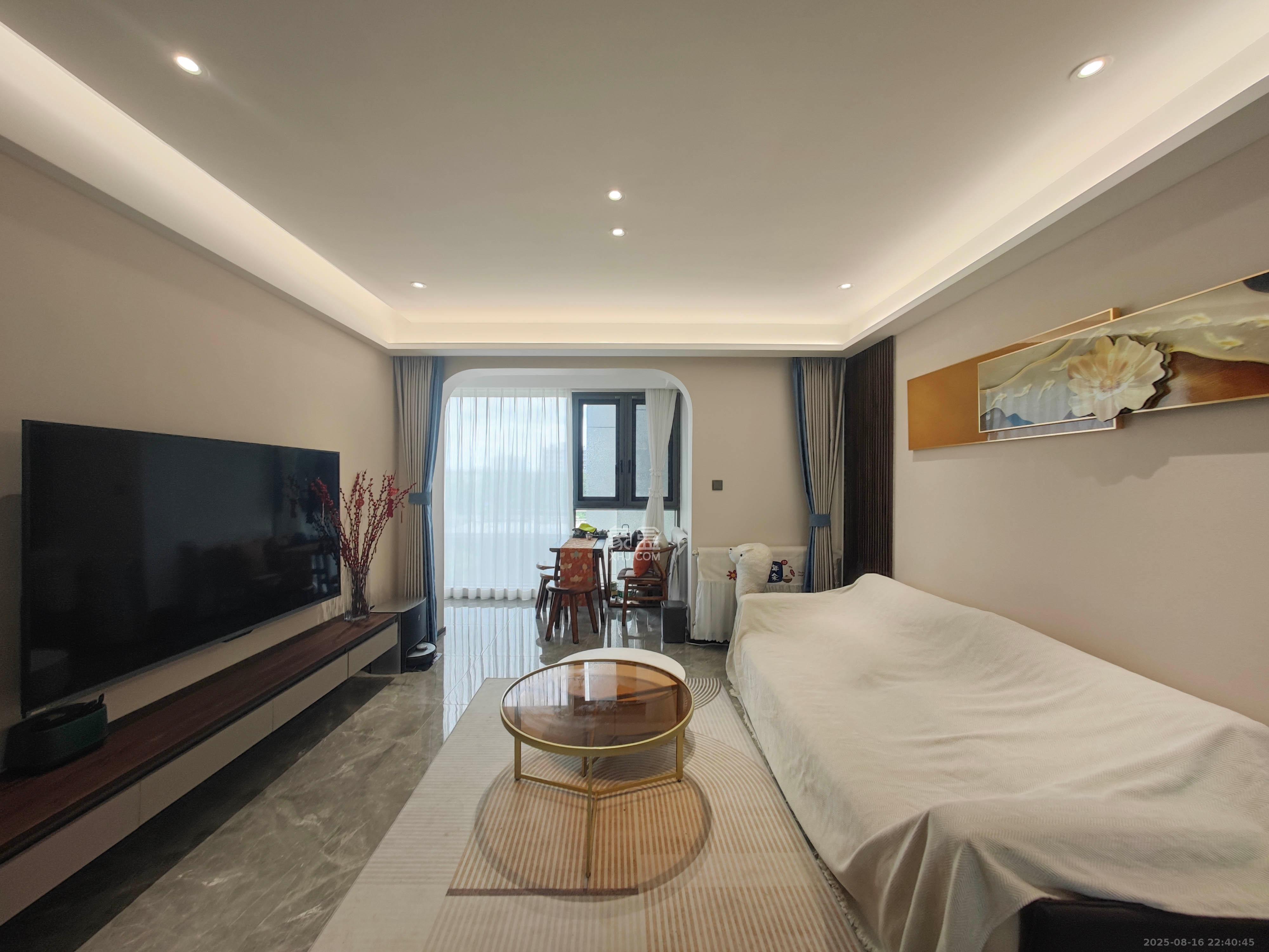 万科魅力之城  4室2厅2卫    230.0万客厅