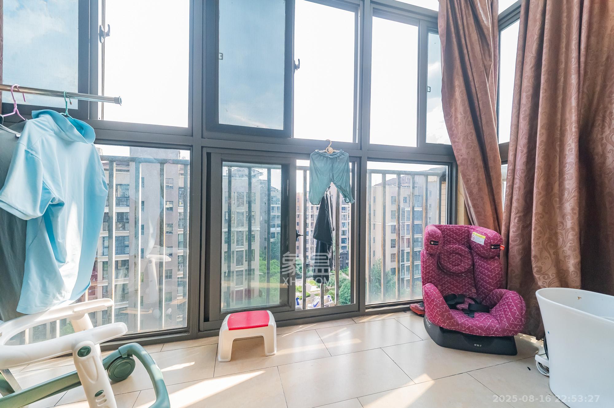 深业睿城 1室2厅2卫 180.0万 深业睿城 1室2厅2卫 180.0万阳台