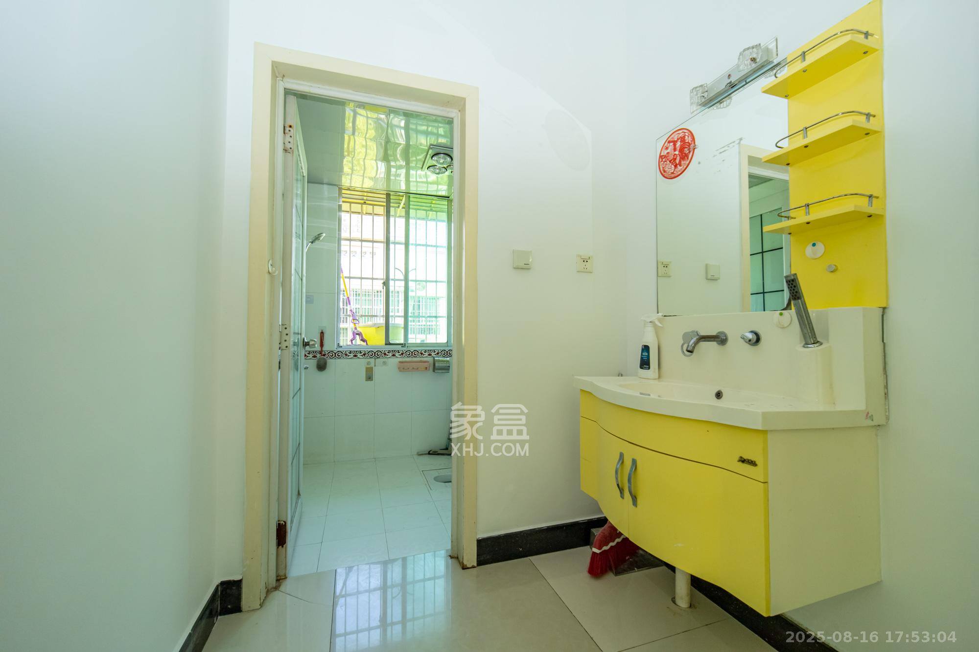 中南汽车世界  3室2厅1卫    33.8万 中南汽车世界  3室2厅1卫    33.8万卫生间