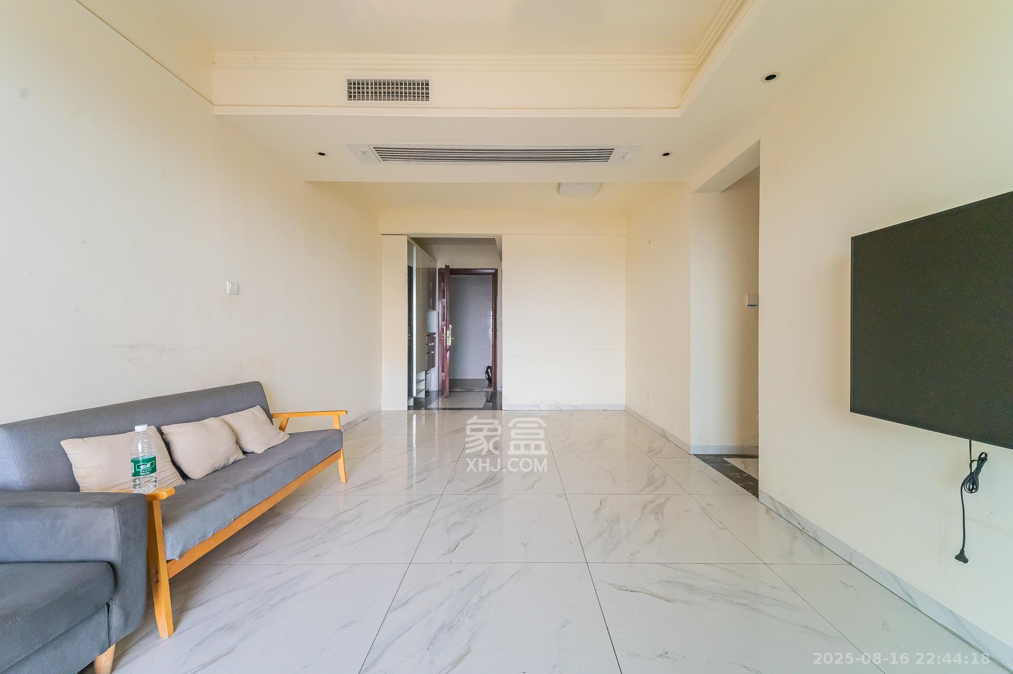 碧桂园中央花园 3室2厅2卫 77.8万 碧桂园中央花园 3室2厅2卫 77.8万客厅