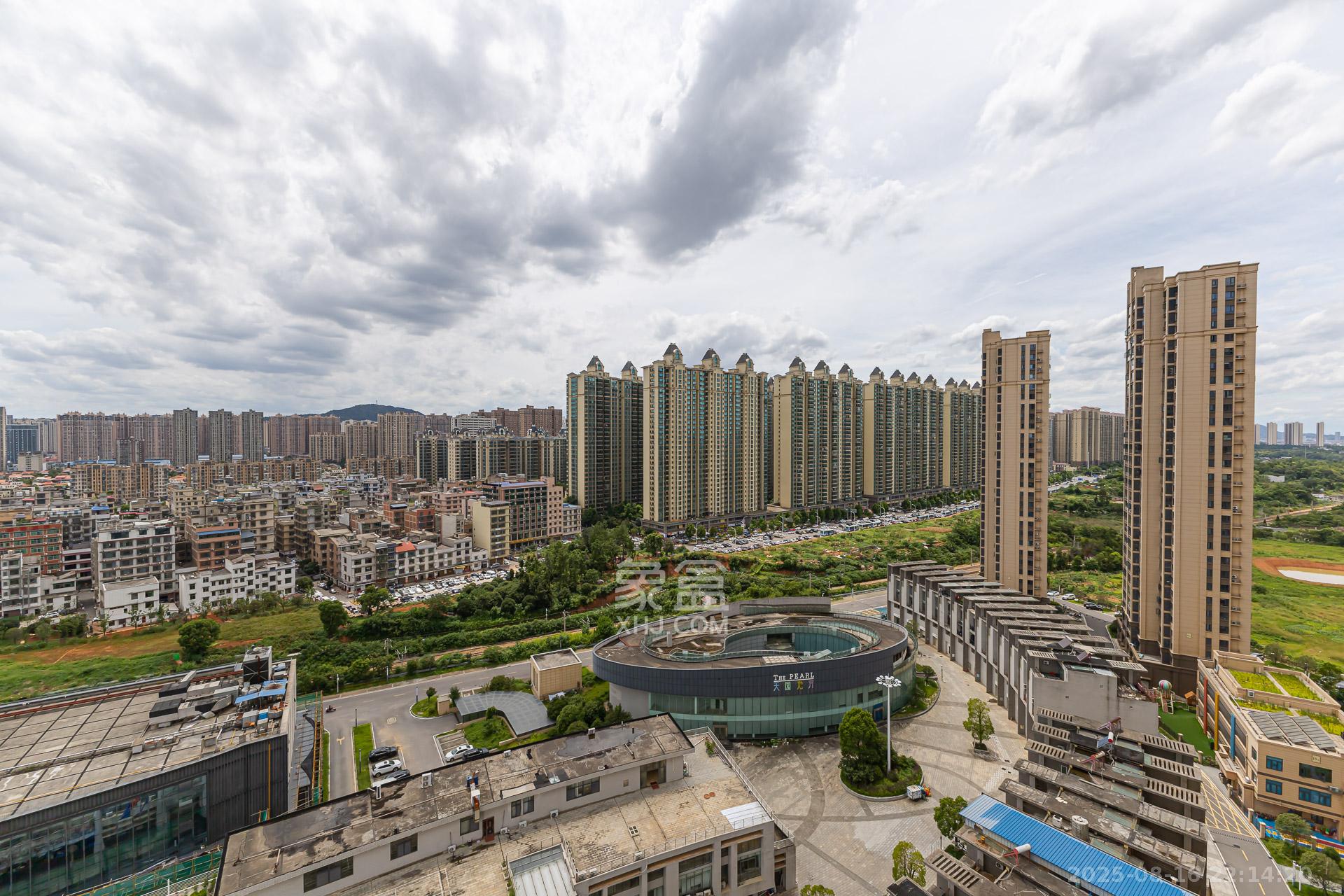 港湘铂玥（天园地芳国际珠宝城）  3室2厅2卫    55.8万客厅