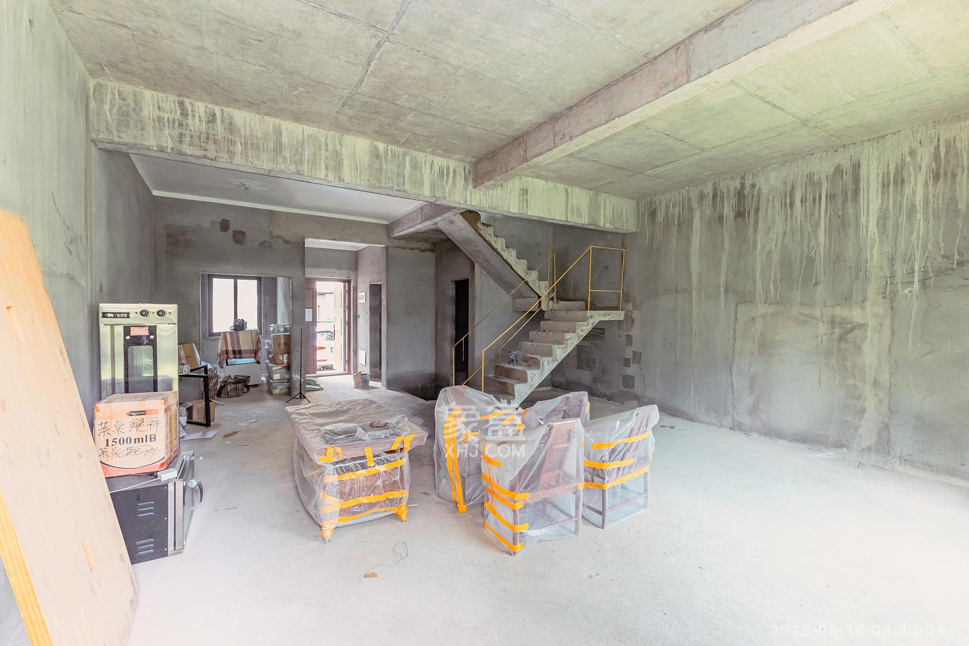 龙湖璟宸原著（龙湖紫宸）  6室2厅4卫    360.0万客厅