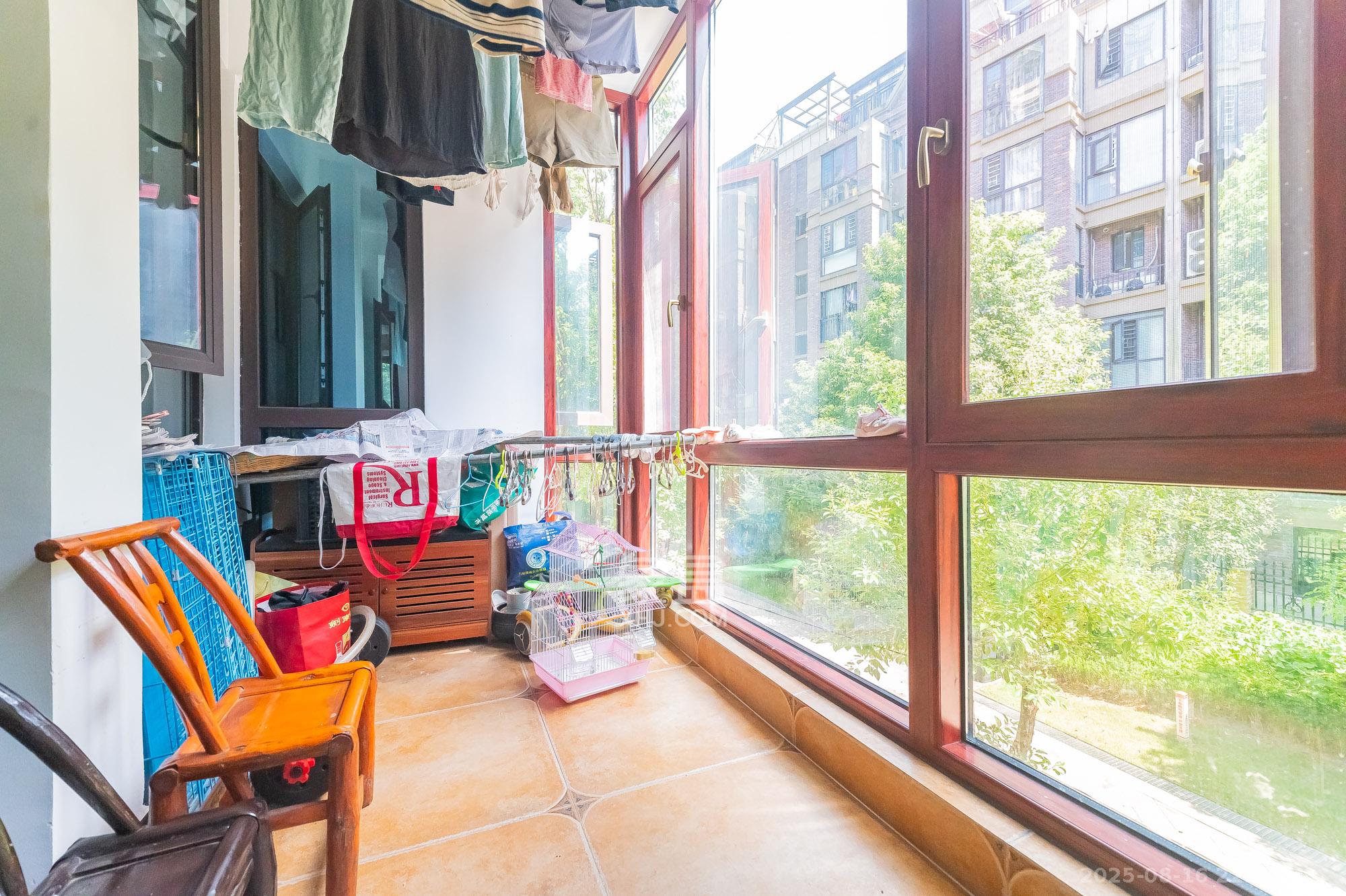 星湖湾二期洋房  4室2厅2卫    171.8万阳台