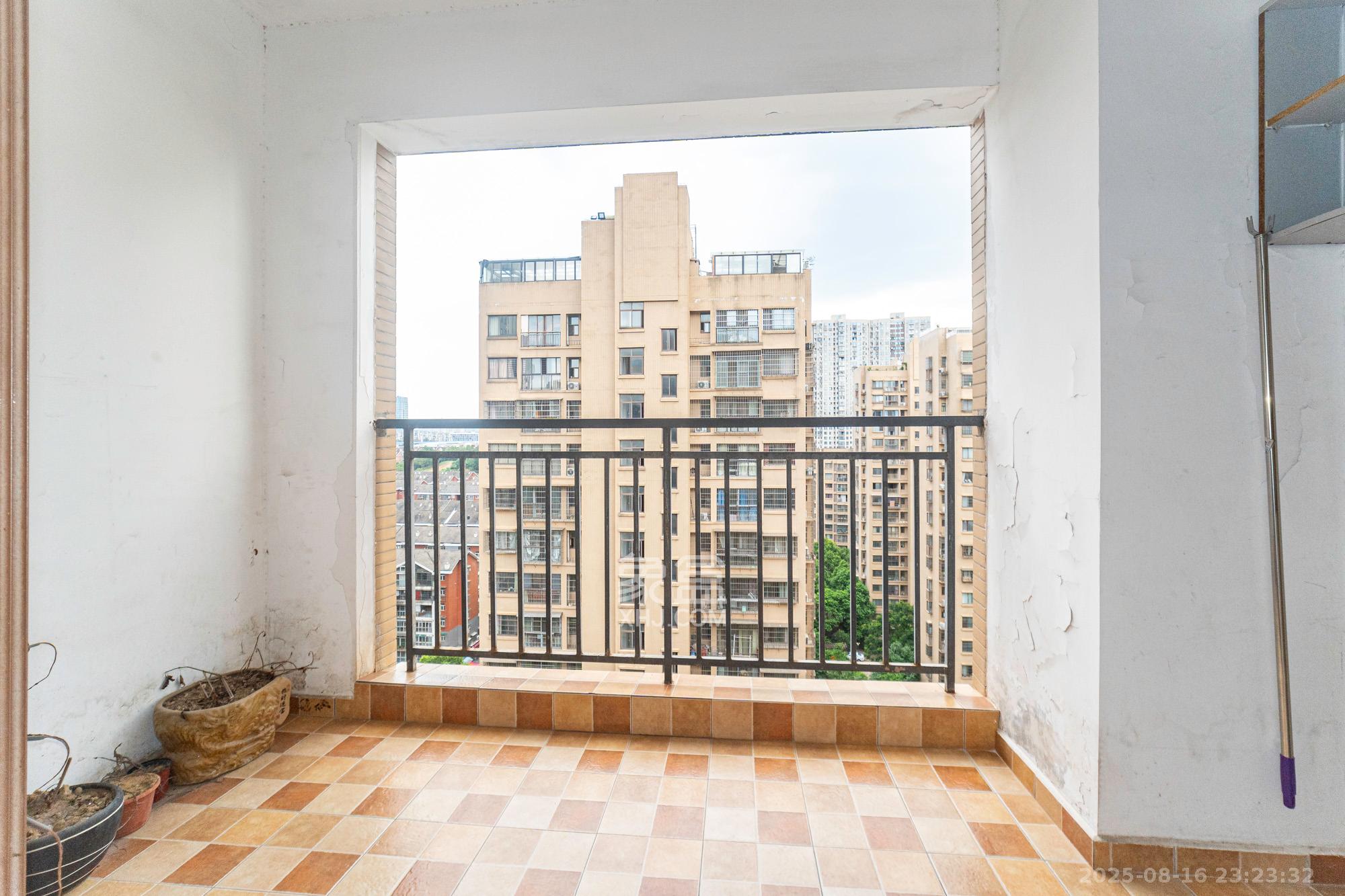 四季星城 3室2厅2卫 61.0万 四季星城 3室2厅2卫 61.0万阳台