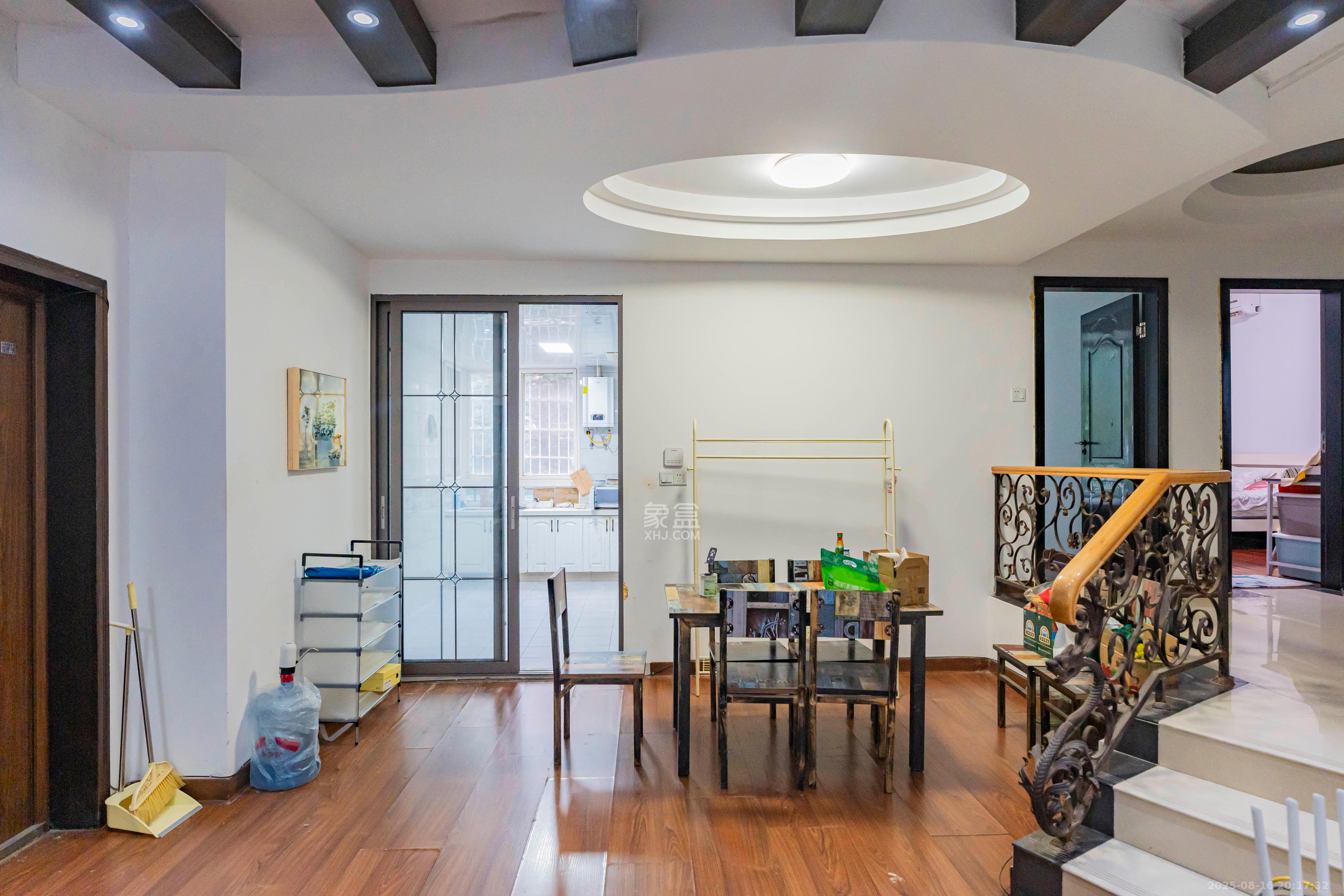 左岸春天  4室2厅2卫    130.0万 左岸春天  4室2厅2卫    130.0万客厅