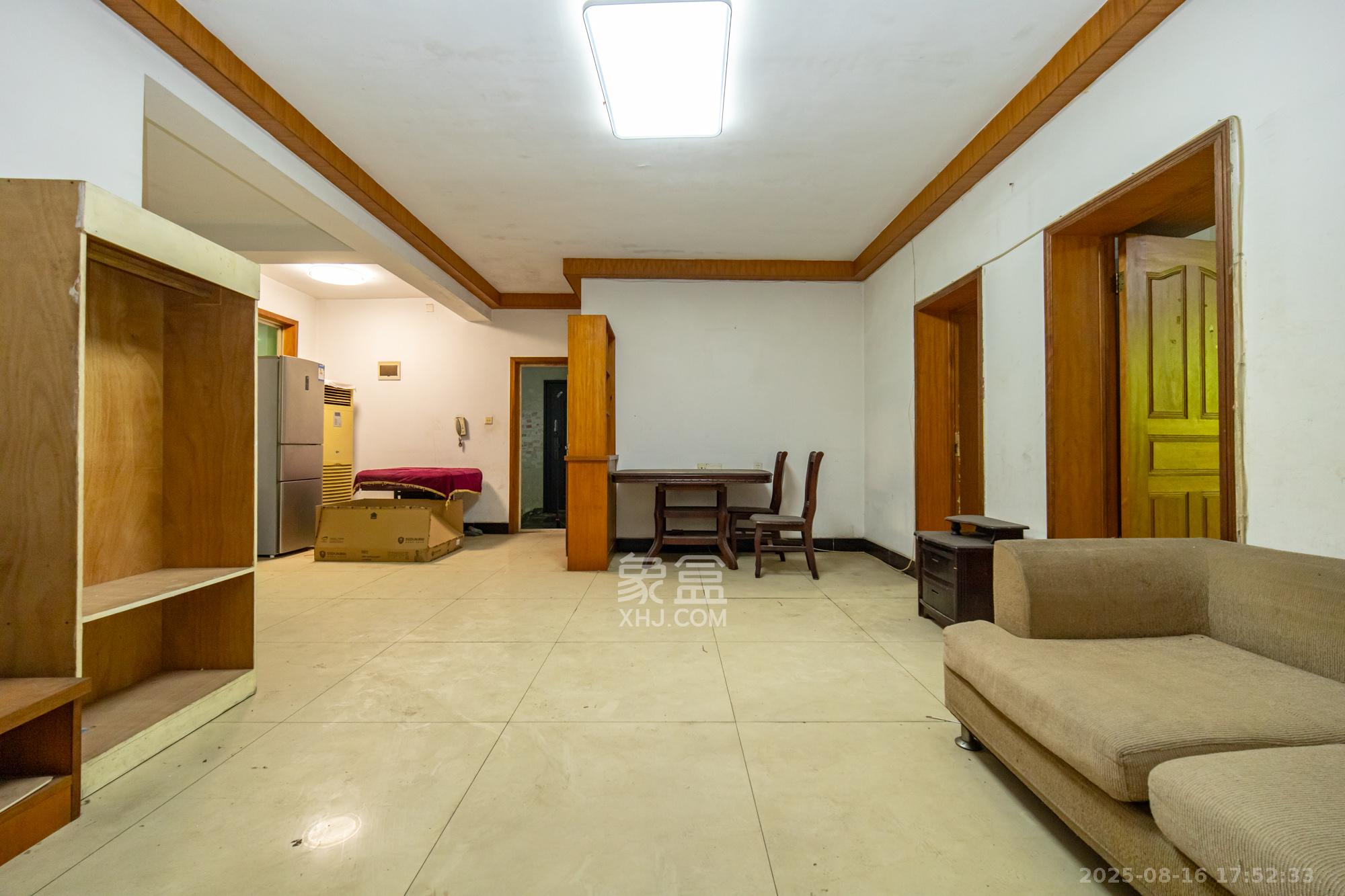 中南汽车世界  3室2厅1卫    36.8万 中南汽车世界  3室2厅1卫    36.8万客厅