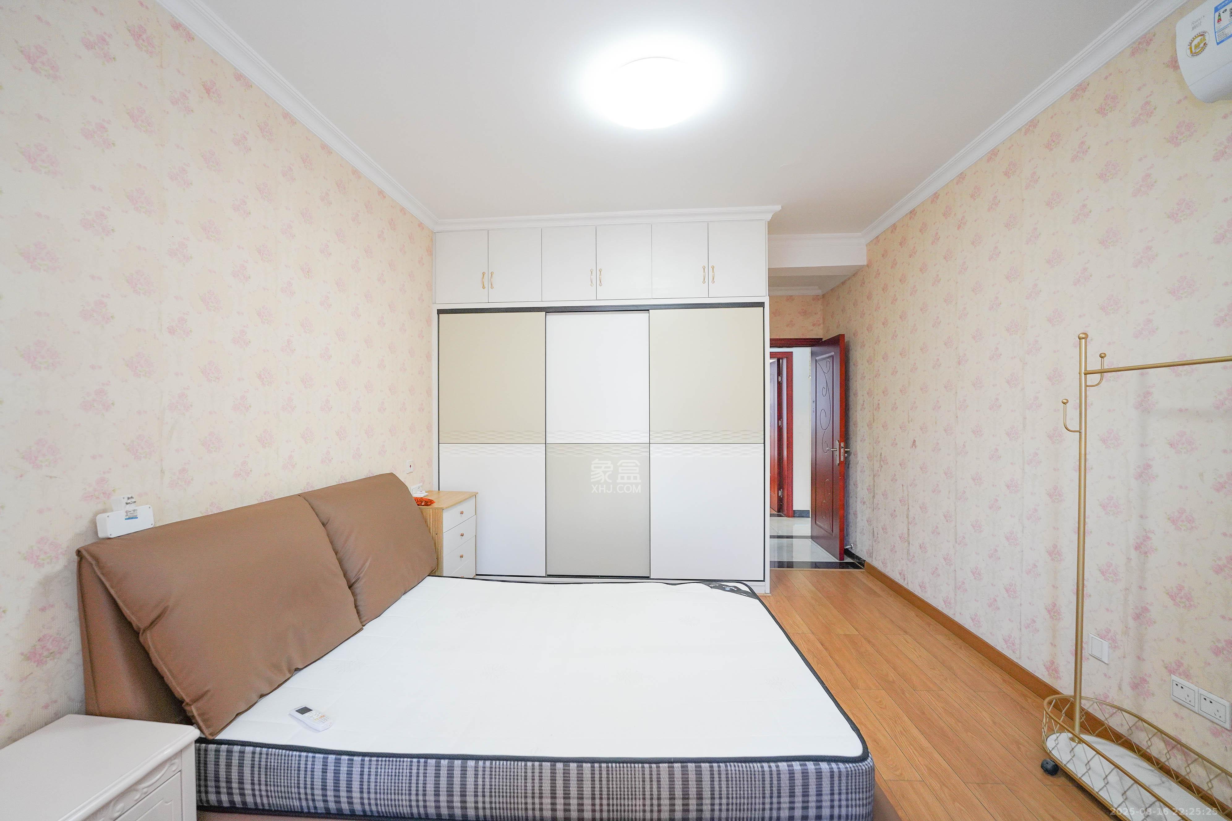 怡海星城  3室2厅1卫    60.0万 怡海星城  3室2厅1卫    60.0万卧室