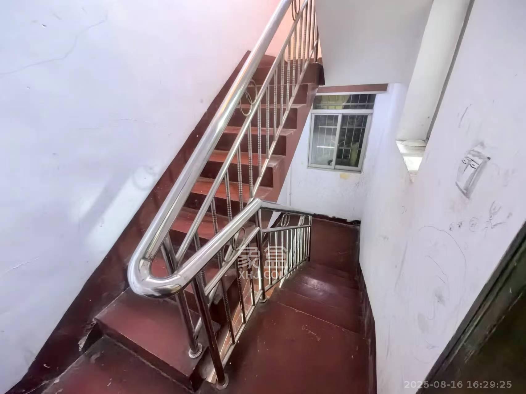 寿星街社区 3室2厅1卫 1800.0元/月 寿星街社区 3室2厅1卫 1800.0元/月室内图