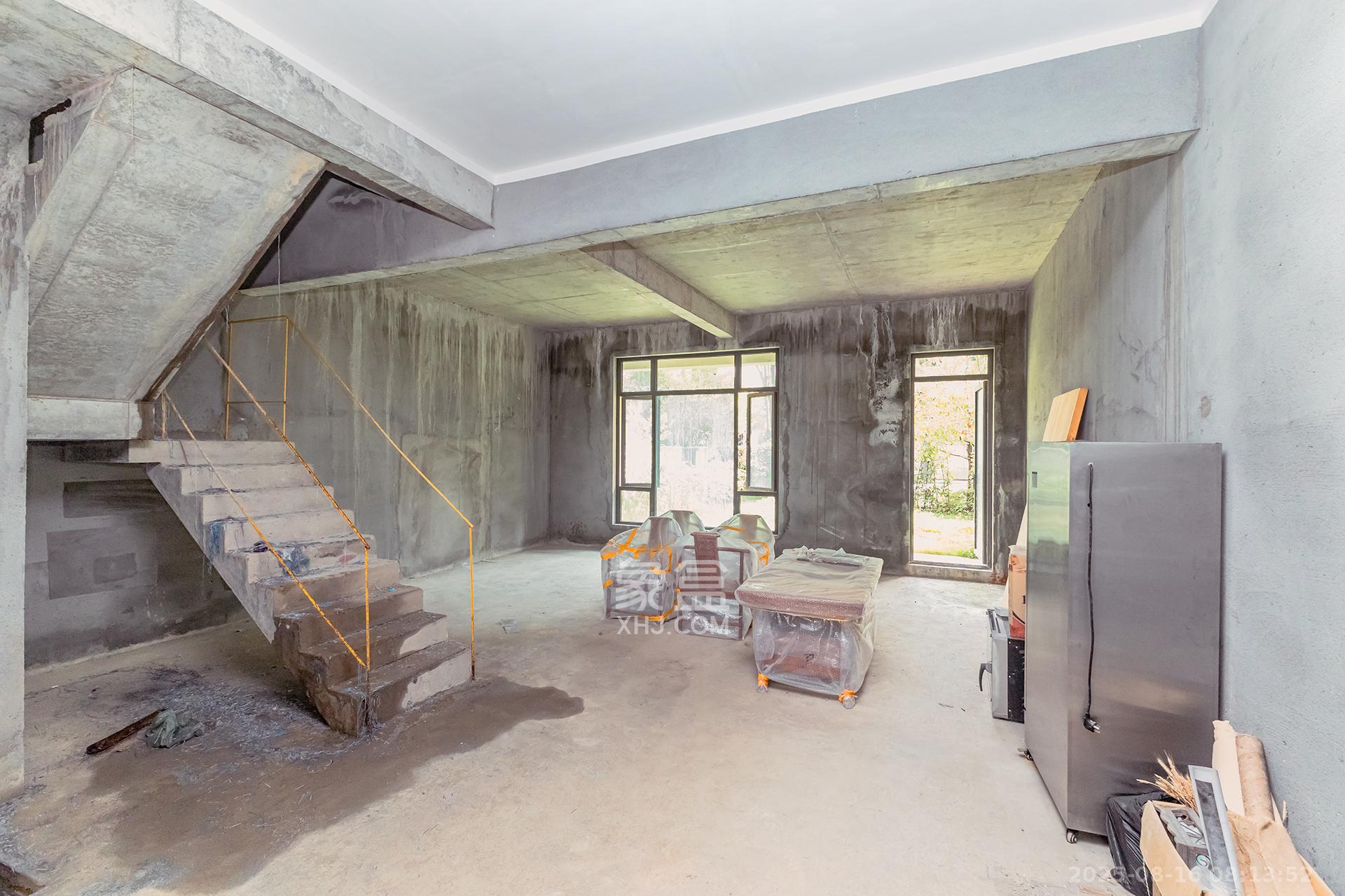 龙湖璟宸原著（龙湖紫宸）  6室2厅4卫    360.0万客厅