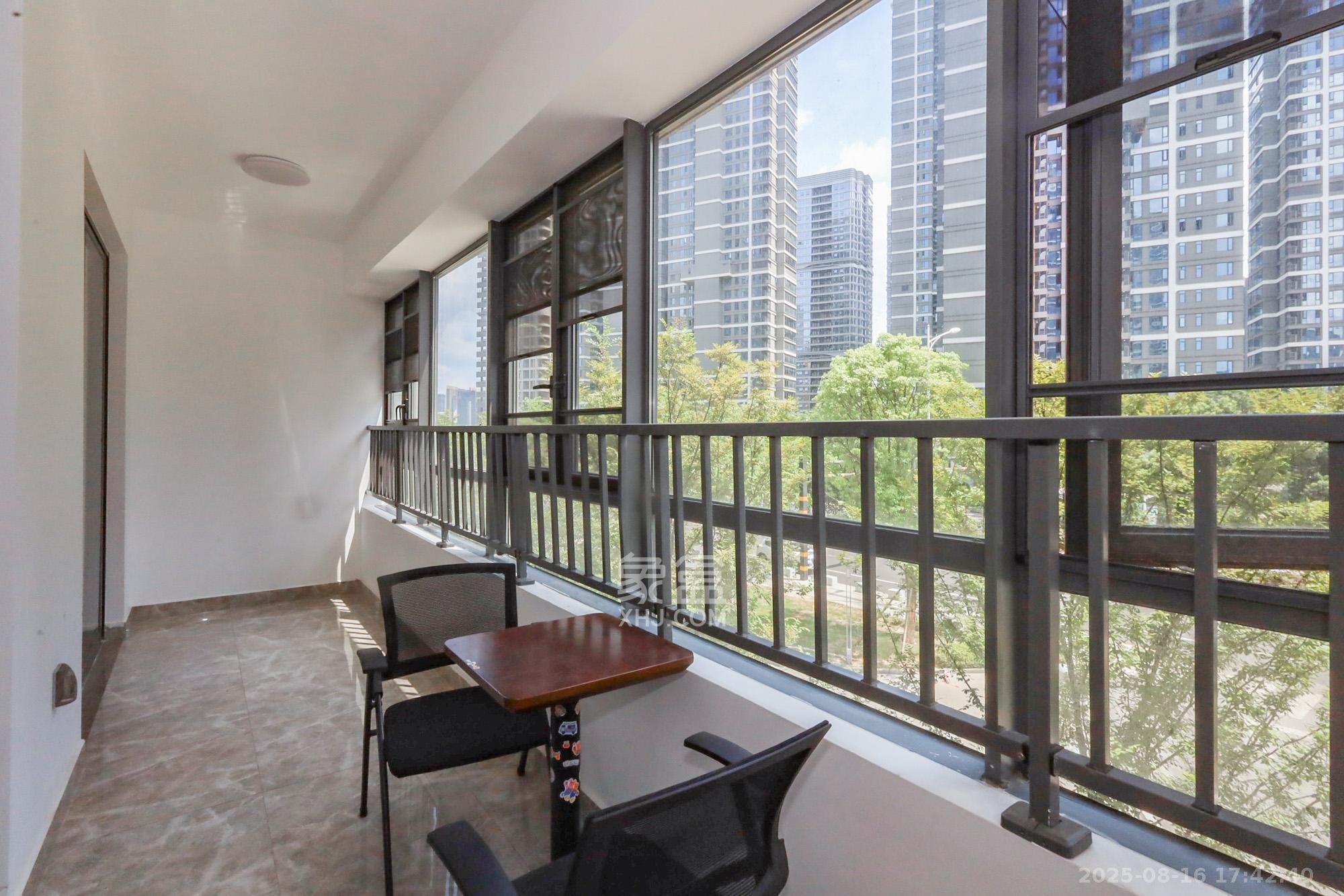 复地滨江金融中心  4室2厅2卫    228.0万阳台