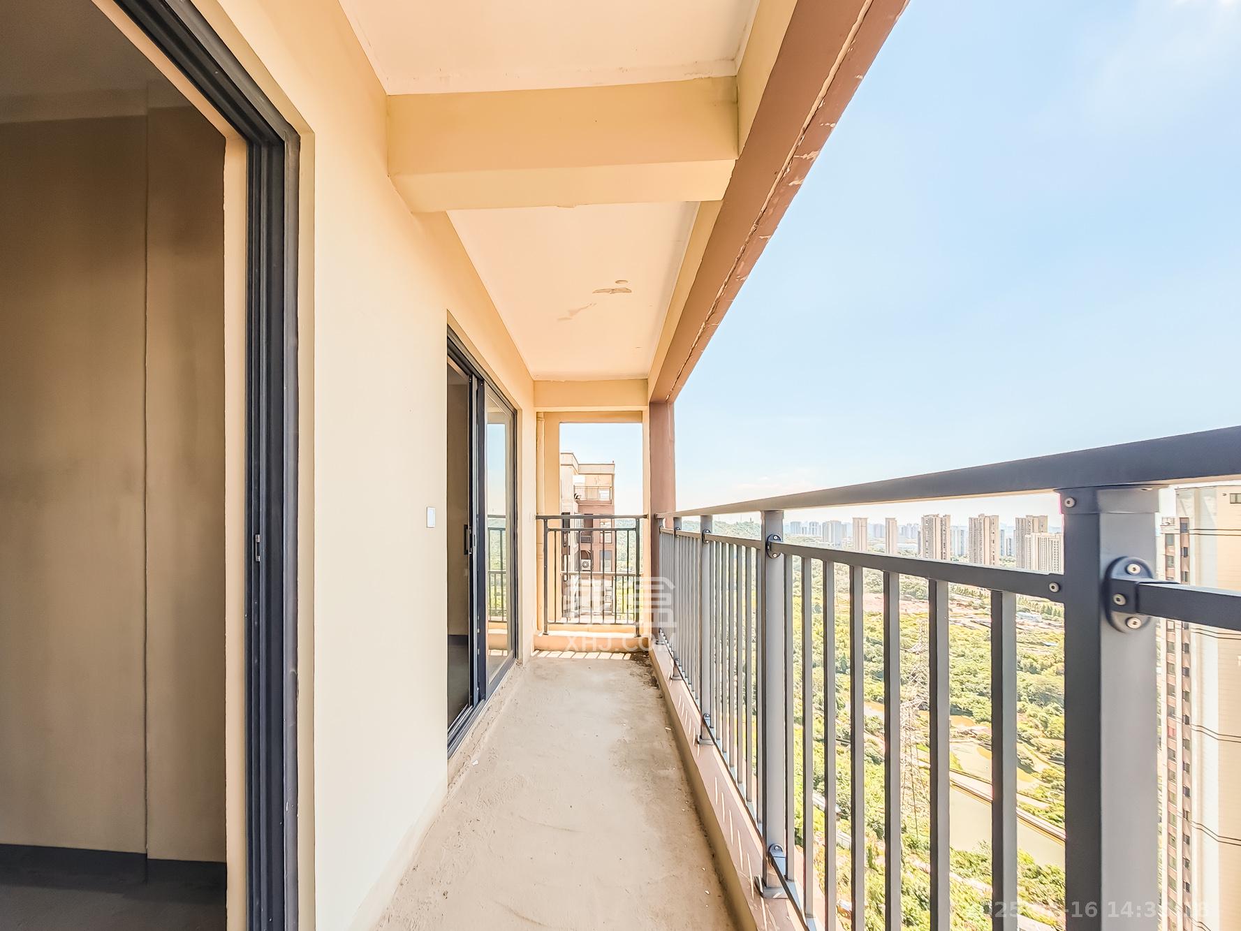 长沙融创城  3室2厅1卫    50.0万阳台