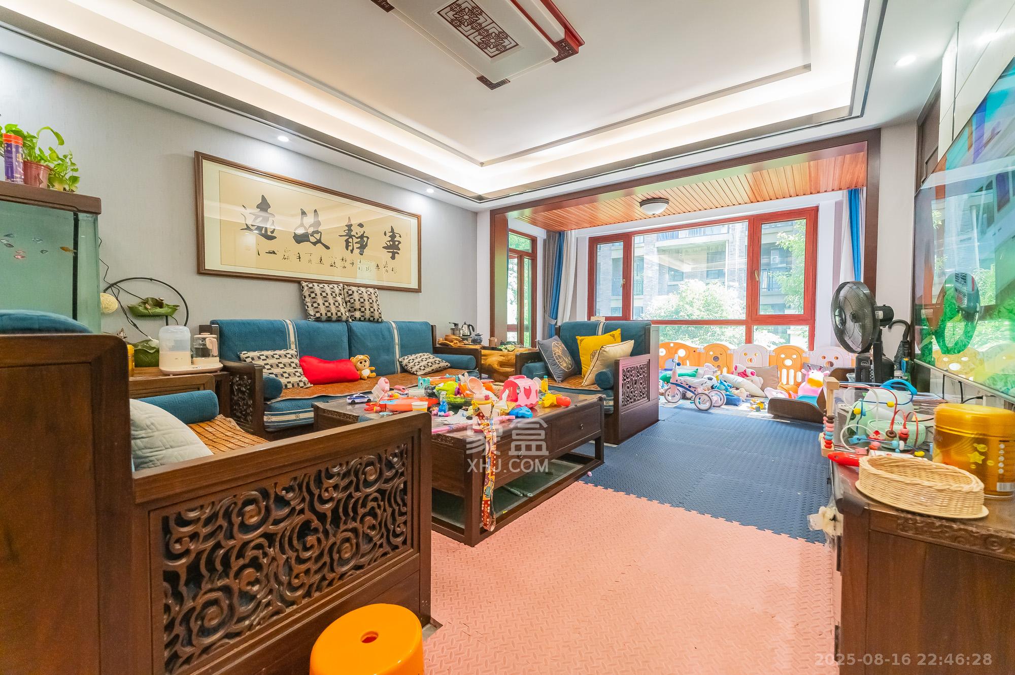 星湖湾二期洋房  4室2厅2卫    171.8万客厅