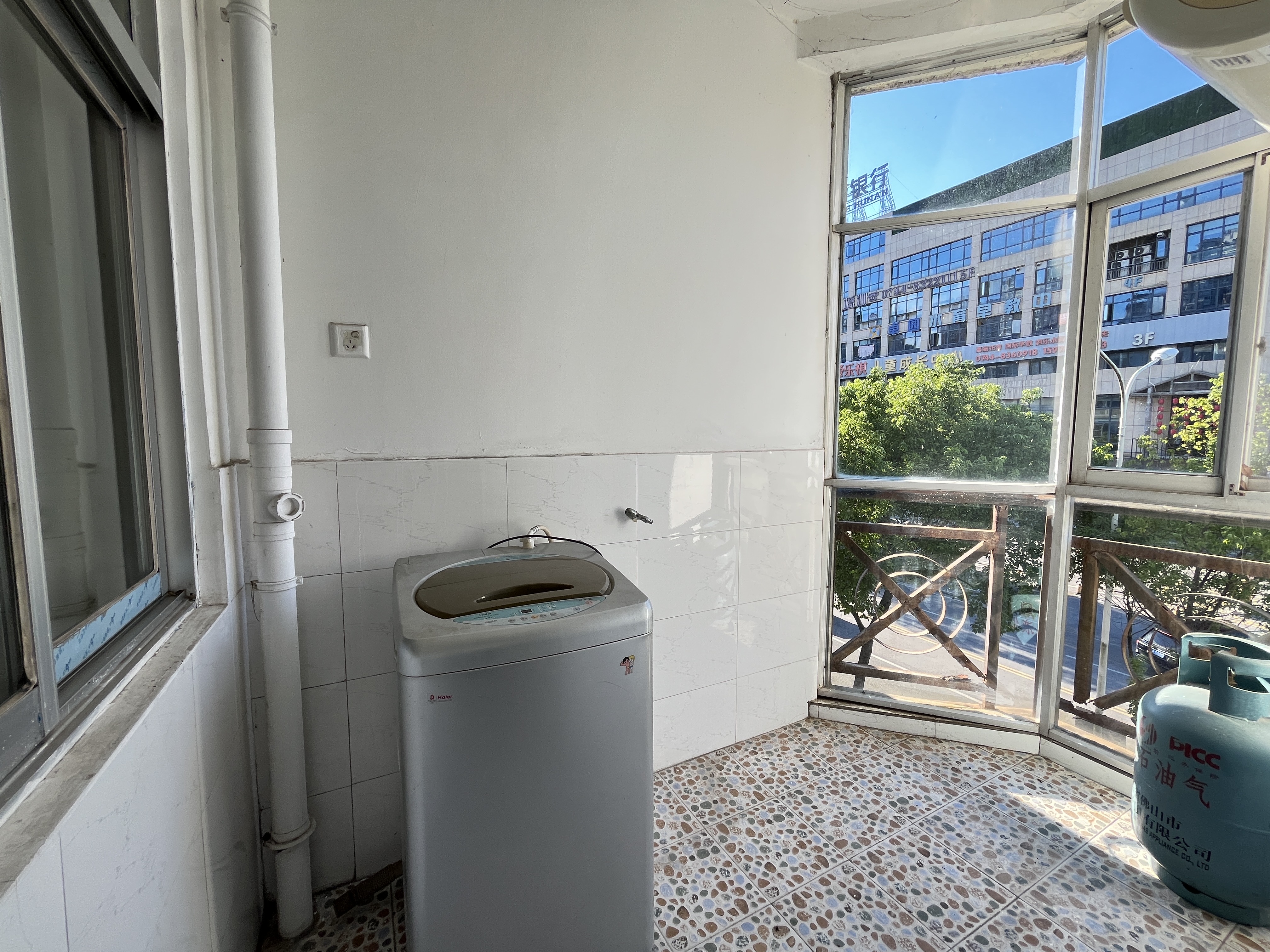 月亮湾一期 1室0厅0卫 1400.0元/月 月亮湾一期 1室0厅0卫 1400.0元/月室内图