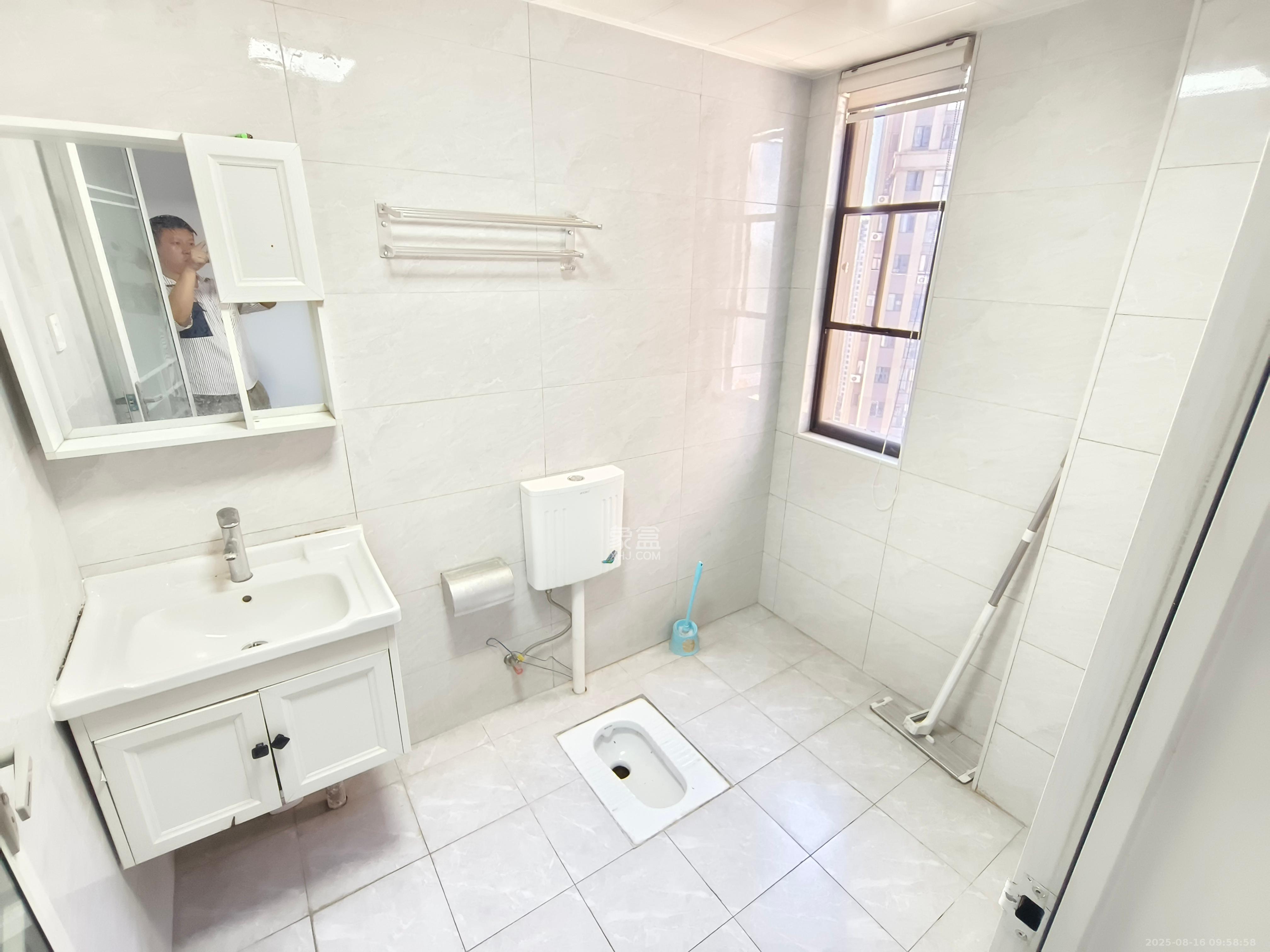 勤诚达境界城  4室2厅2卫    2500.0元/月室内图