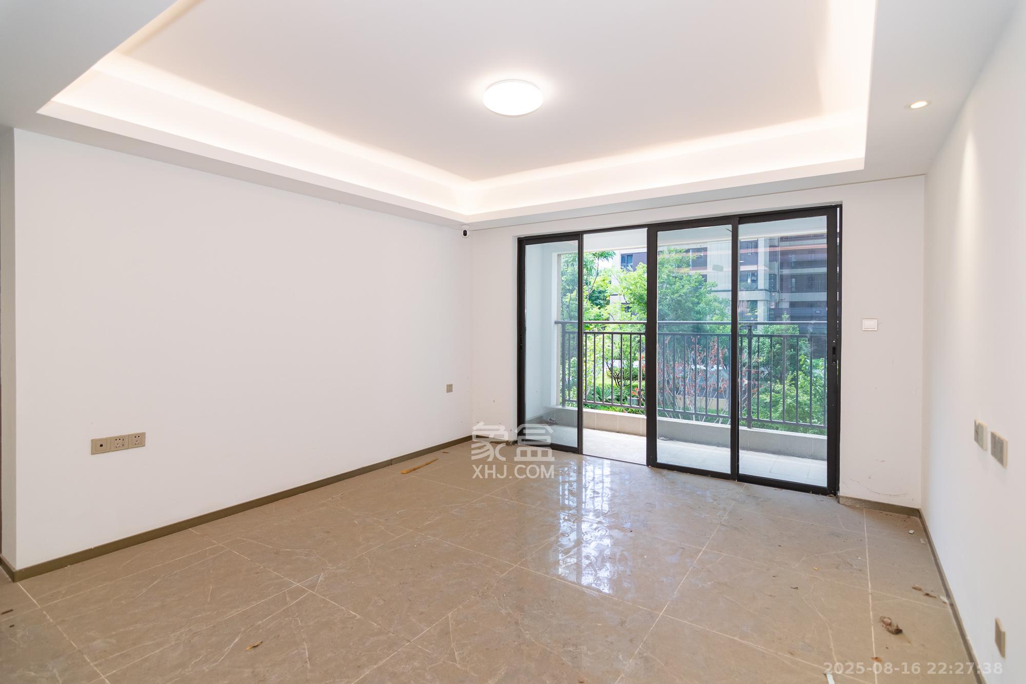 阳光城联利悦澜府  4室2厅2卫    93.0万 阳光城联利悦澜府  4室2厅2卫    93.0万客厅