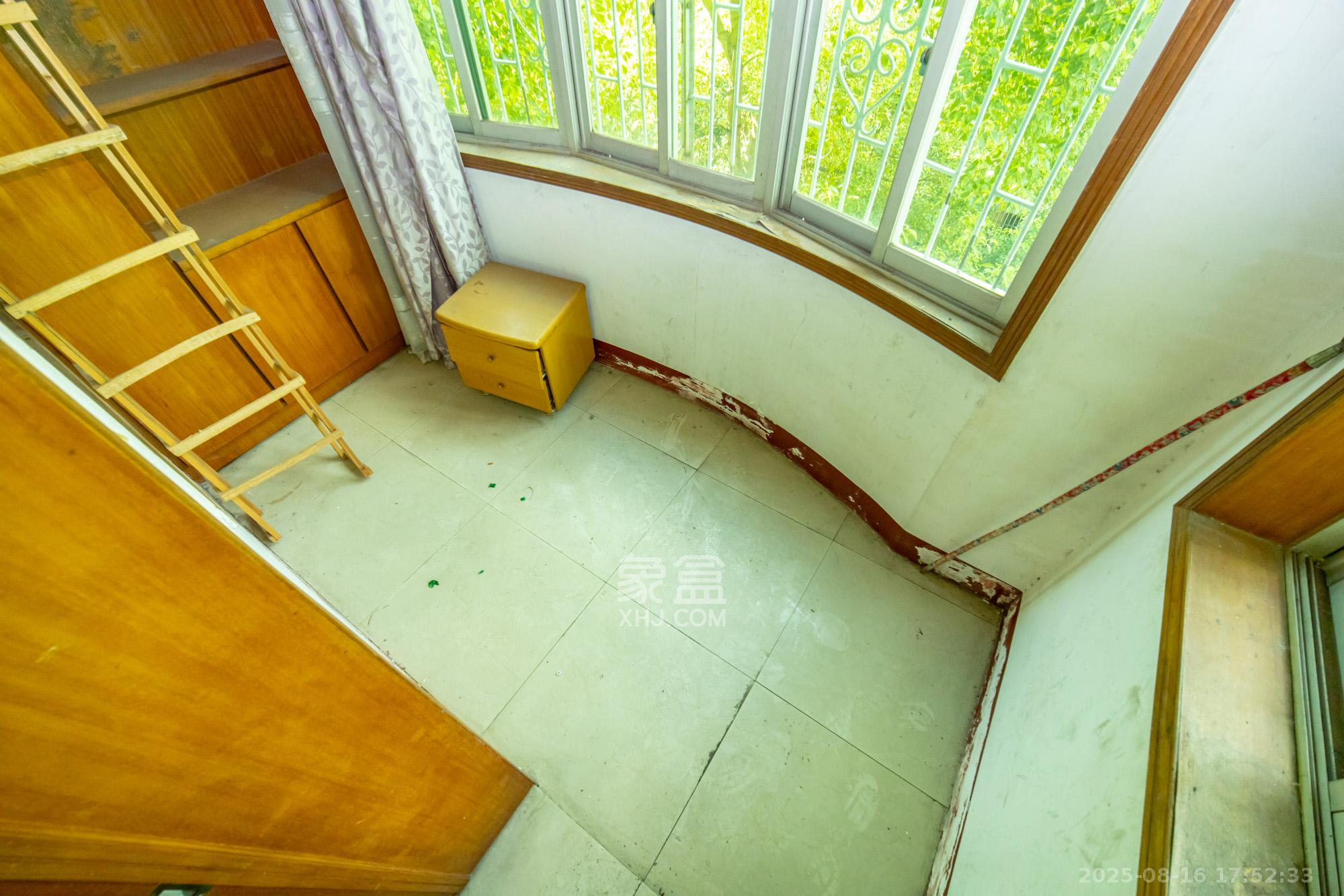 中南汽车世界  3室2厅1卫    36.8万 中南汽车世界  3室2厅1卫    36.8万阳台