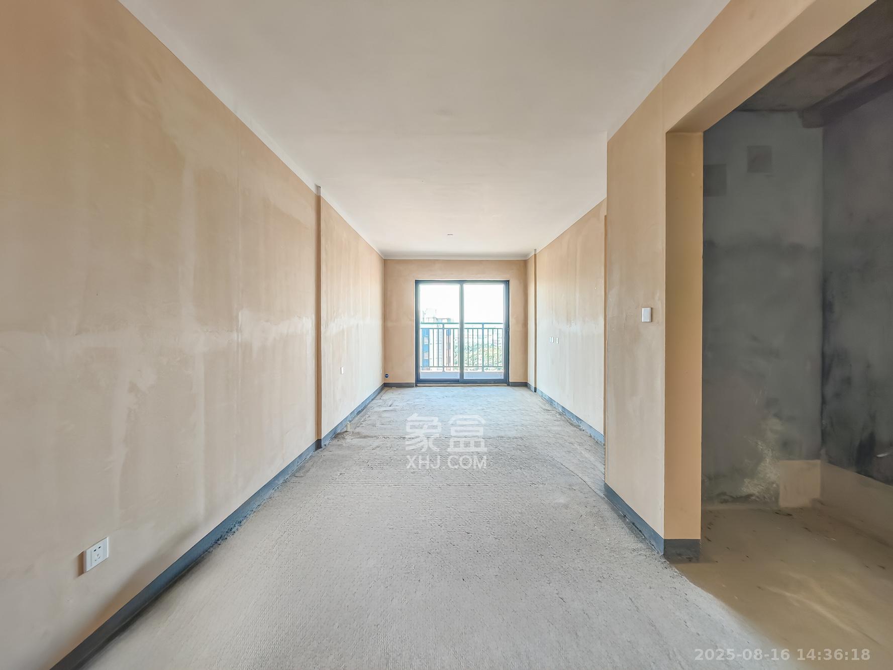 长沙融创城  3室2厅1卫    50.0万客厅