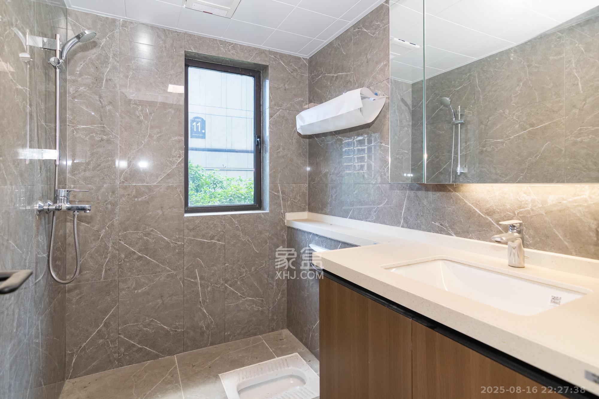 阳光城联利悦澜府  4室2厅2卫    93.0万 阳光城联利悦澜府  4室2厅2卫    93.0万卫生间