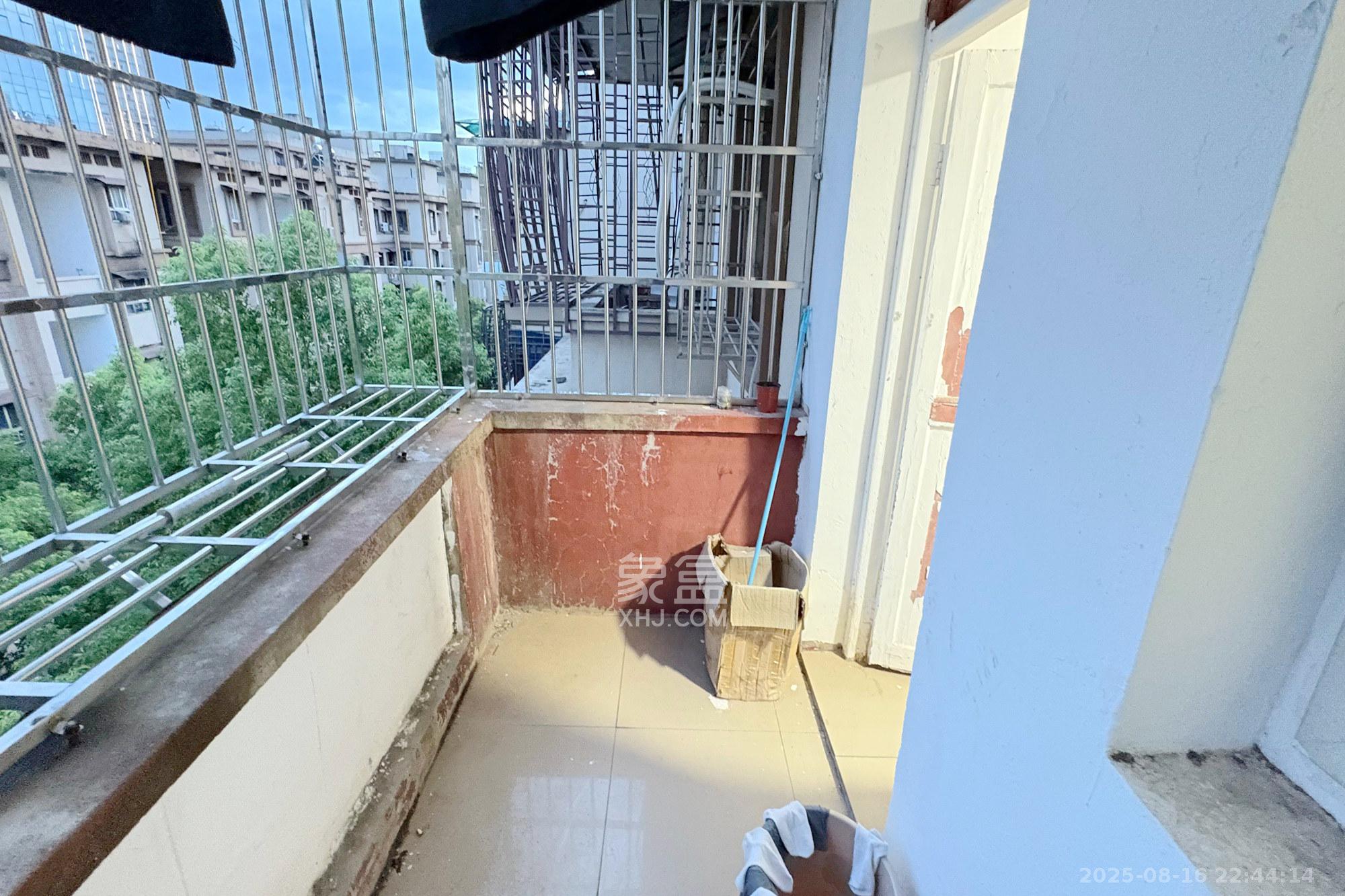 燕山街社区  2室1厅1卫    35.0万 燕山街社区  2室1厅1卫    35.0万阳台