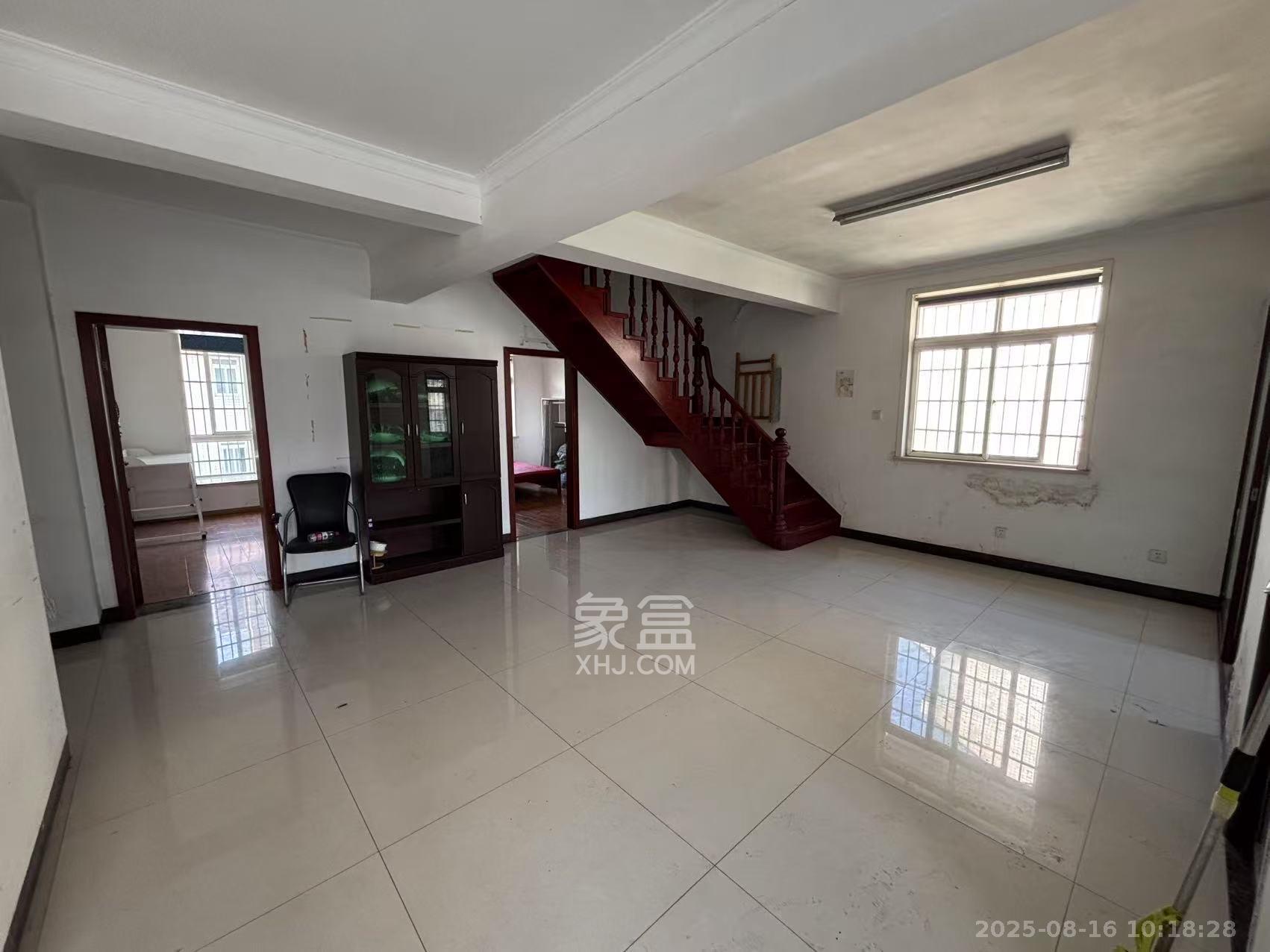 红星农博住宅小区(佳英农博小区) 6室2厅3卫 2500.0元/月 红星农博住宅小区(佳英农博小区) 6室2厅3卫 2500.0元/月室内图