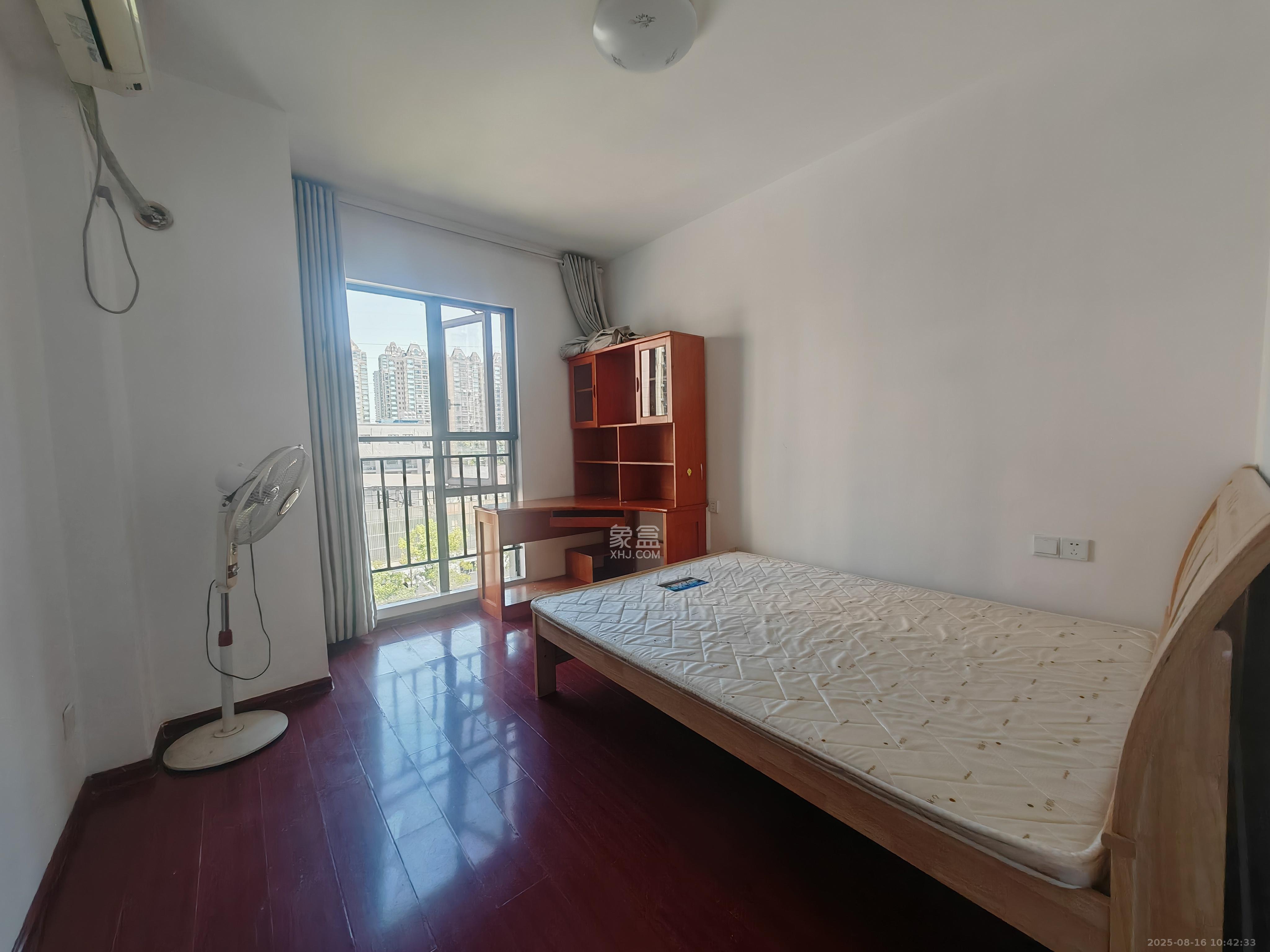 卓越蔚蓝海岸一期  4室2厅2卫    2800.0元/月室内图