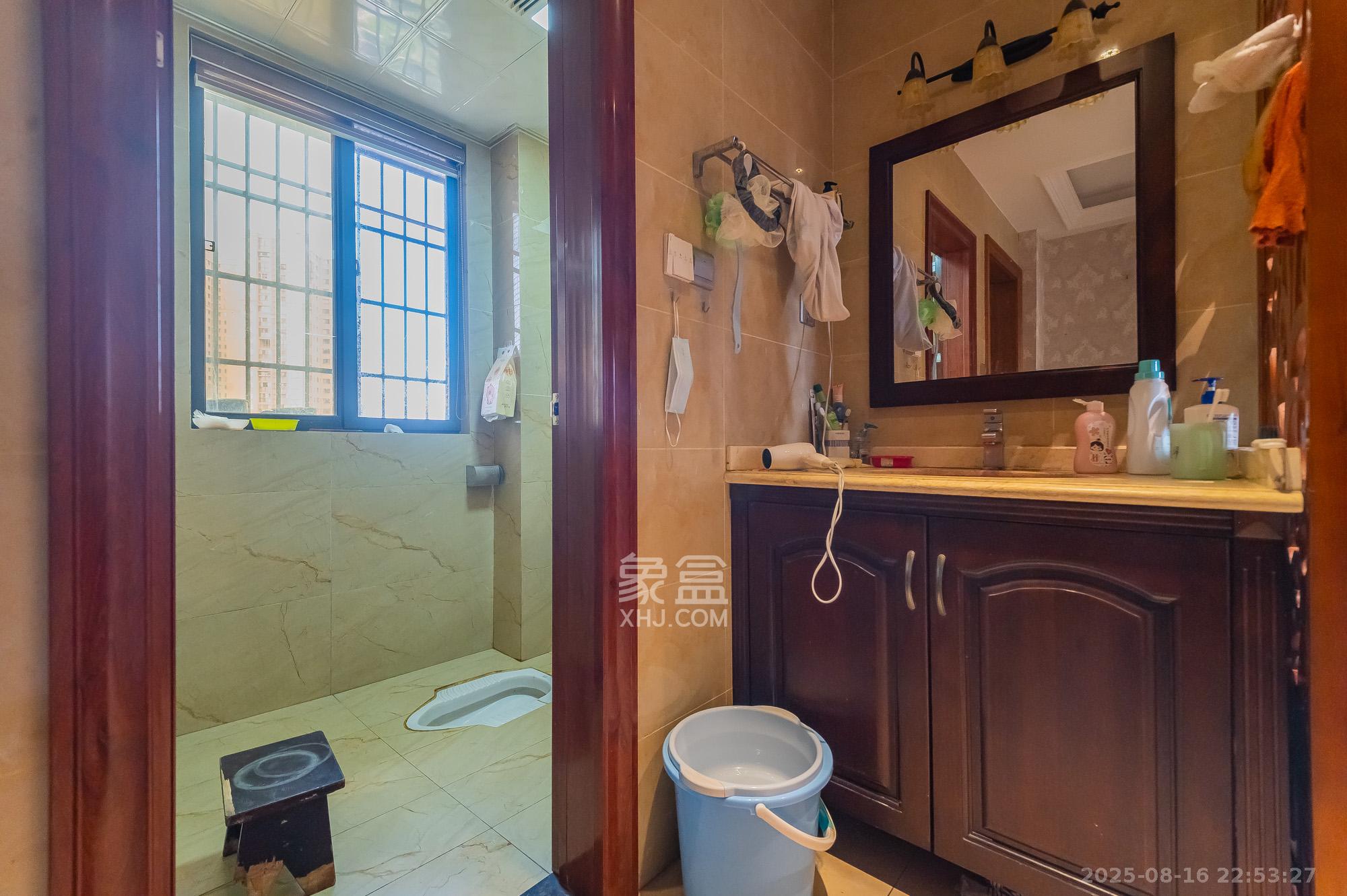 深业睿城 1室2厅2卫 180.0万 深业睿城 1室2厅2卫 180.0万卫生间