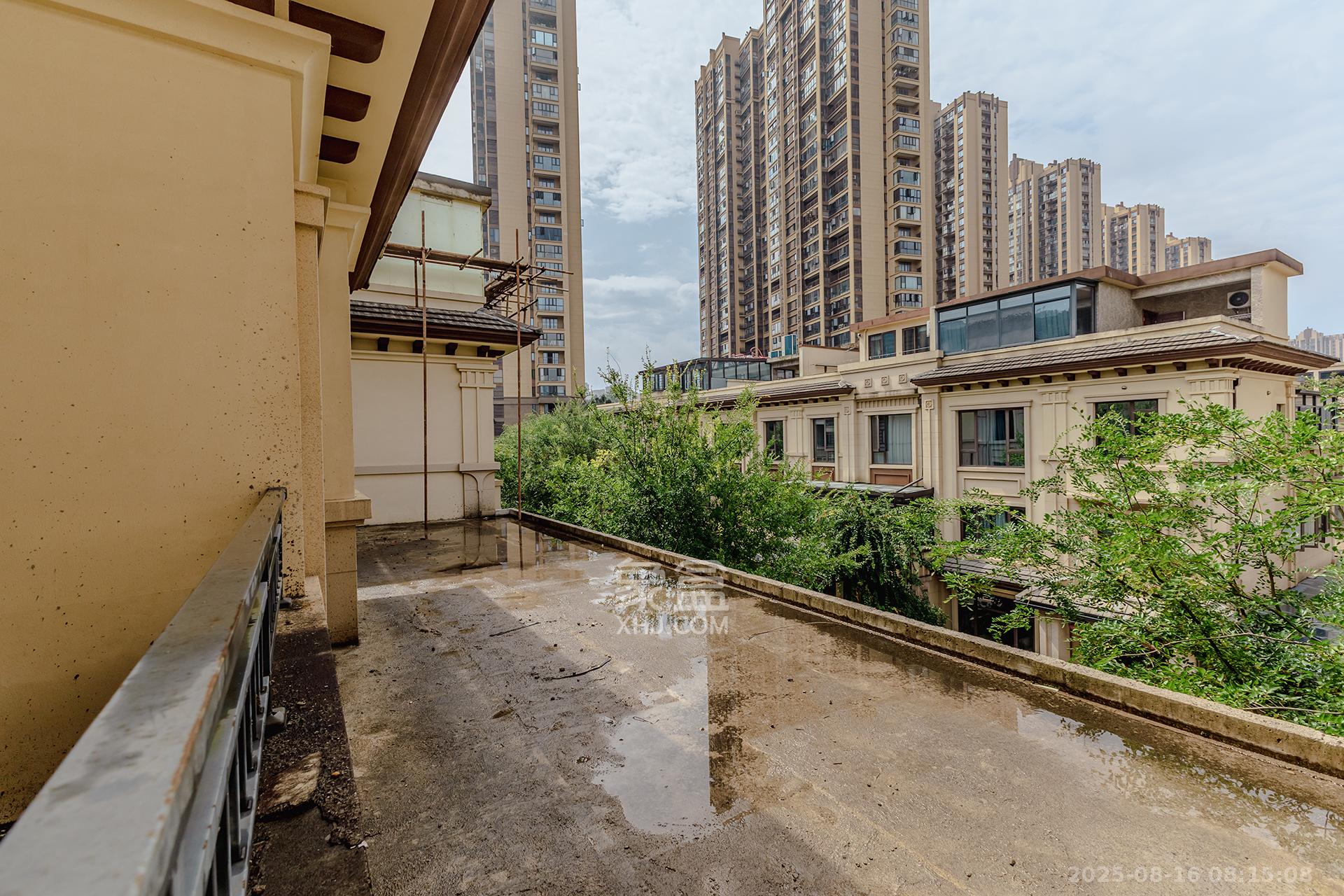 龙湖璟宸原著（龙湖紫宸）  6室2厅4卫    360.0万卧室