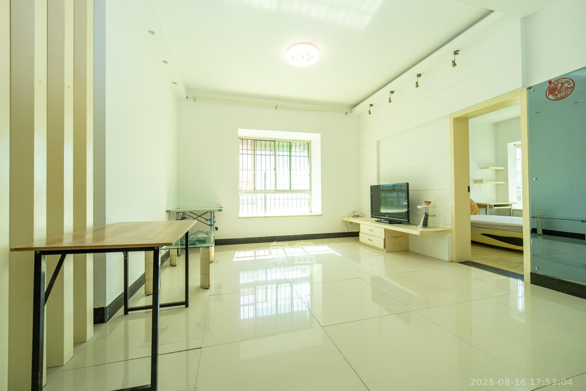 中南汽车世界  3室2厅1卫    33.8万 中南汽车世界  3室2厅1卫    33.8万客厅