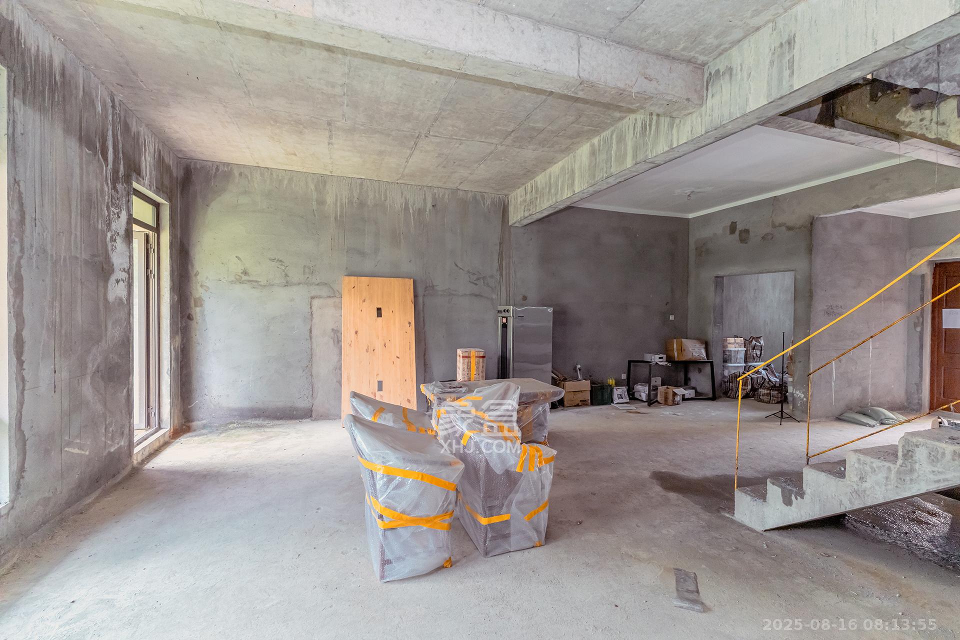 龙湖璟宸原著（龙湖紫宸）  6室2厅4卫    360.0万客厅