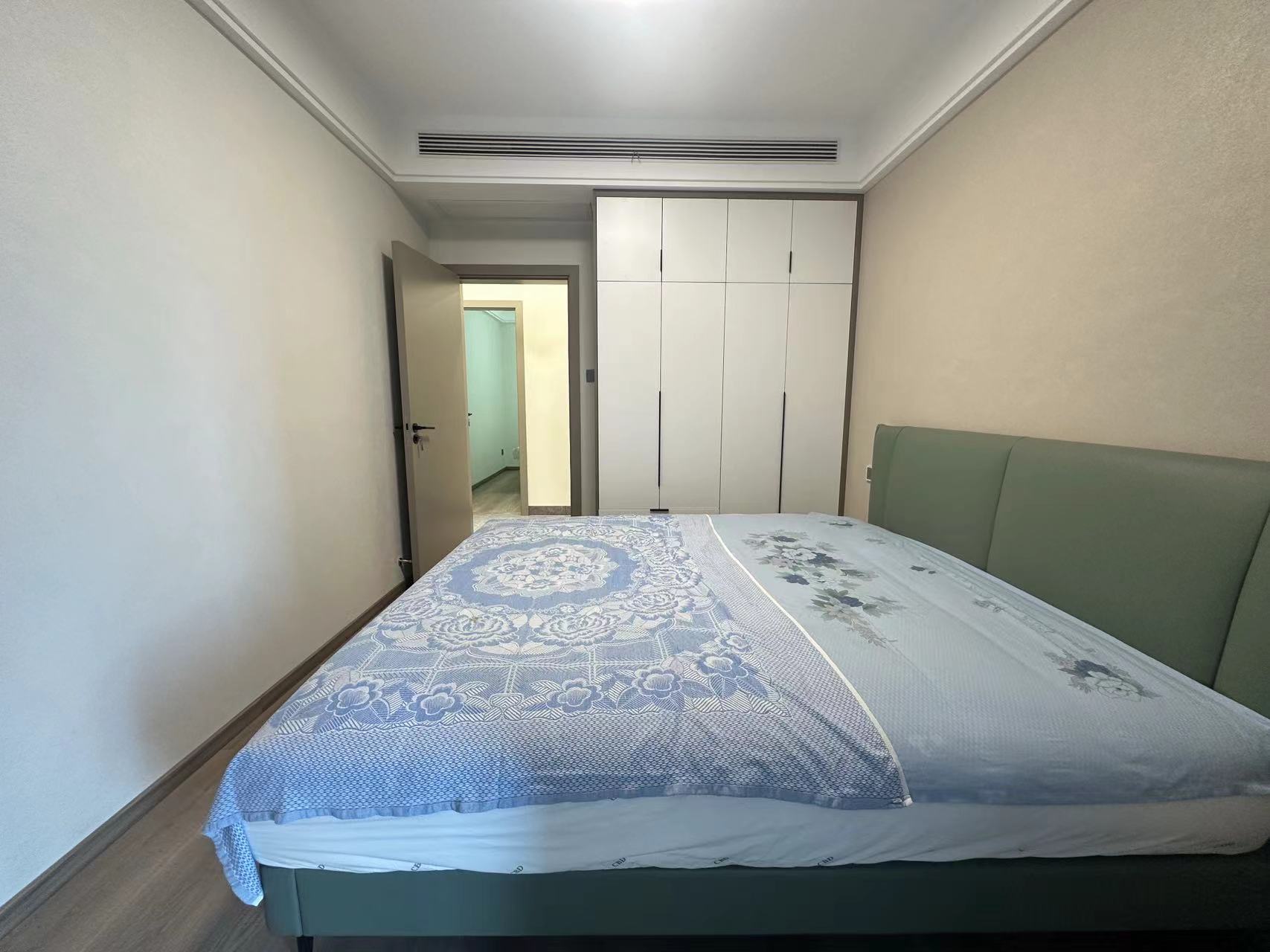 中梁龙泉台  4室2厅2卫   2800.00元/月