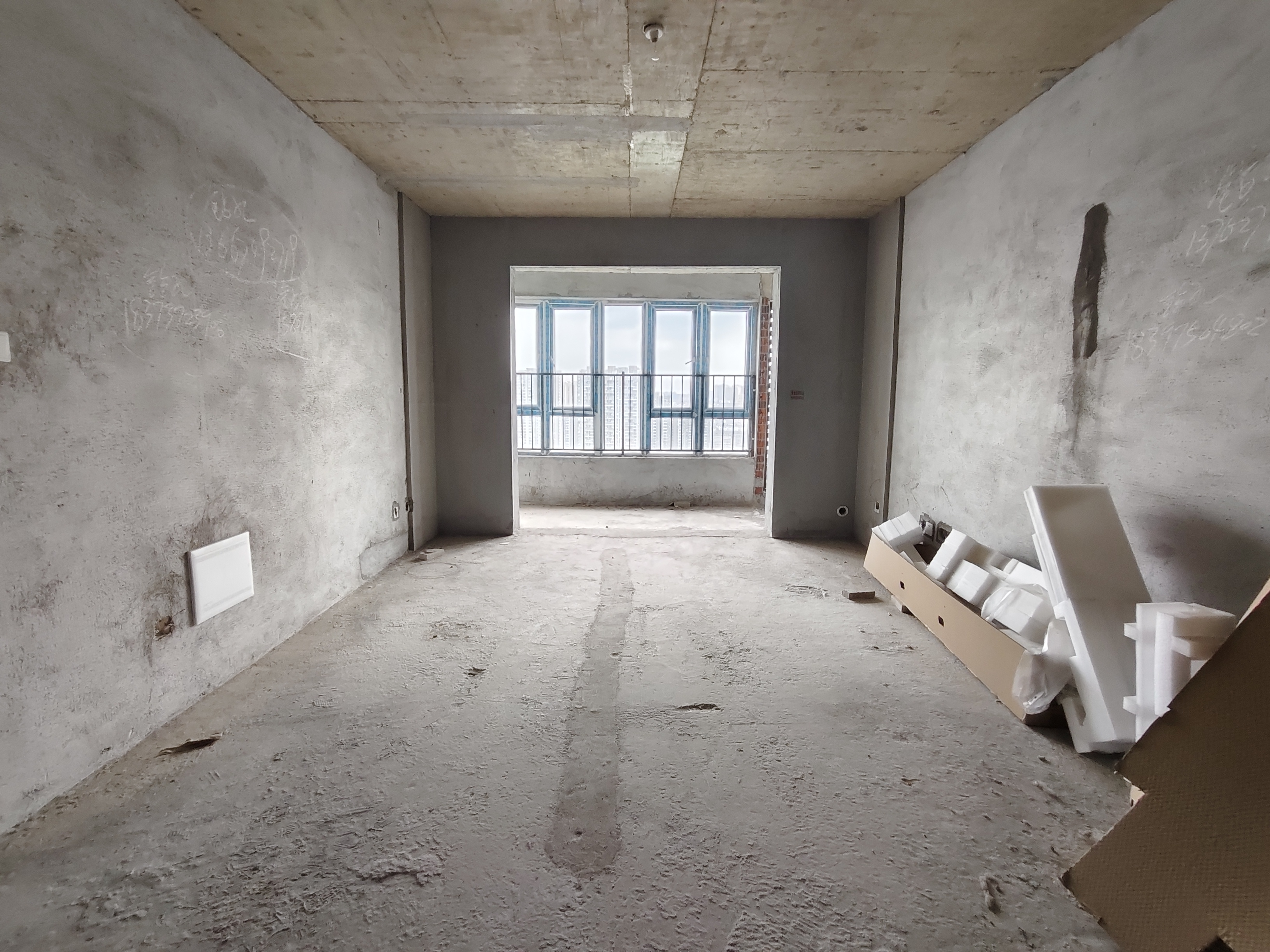 大汉资江城 3室2厅2卫 81.8万 大汉资江城 3室2厅2卫 81.8万客厅