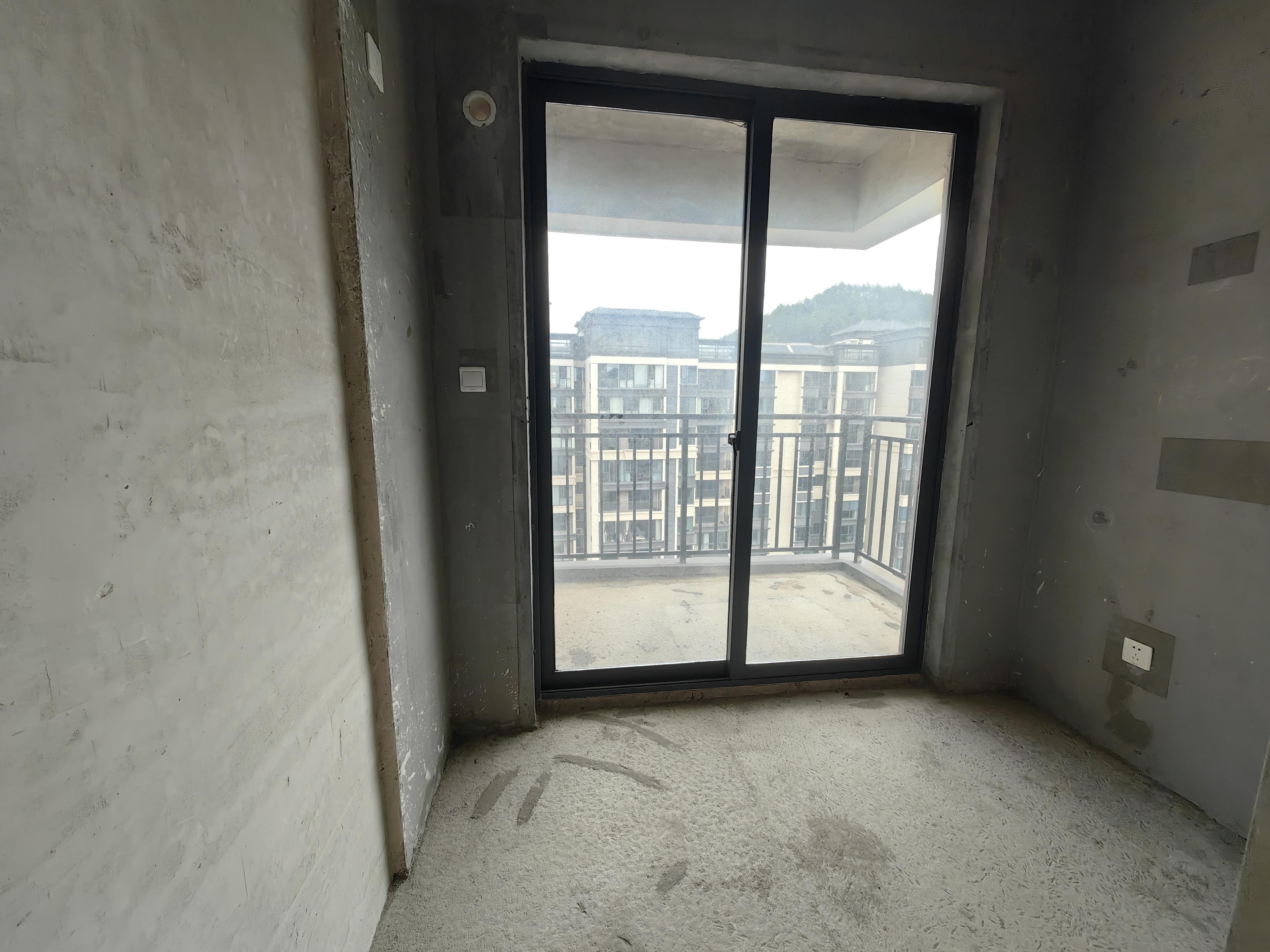 中建凤栖台  4室2厅2卫    53.8万客厅