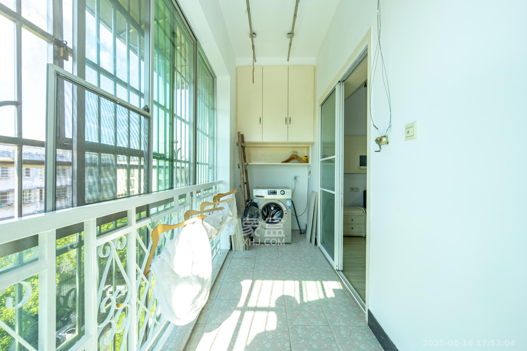 中南汽车世界  3室2厅1卫    33.8万 中南汽车世界  3室2厅1卫    33.8万阳台