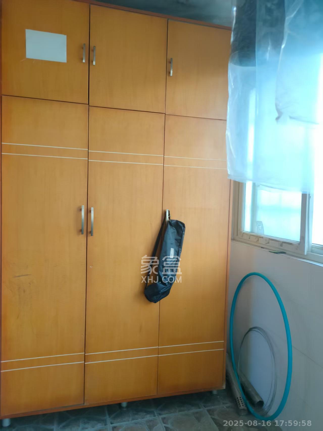 四方小区 3室2厅2卫 2200.0元/月 四方小区 3室2厅2卫 2200.0元/月室内图