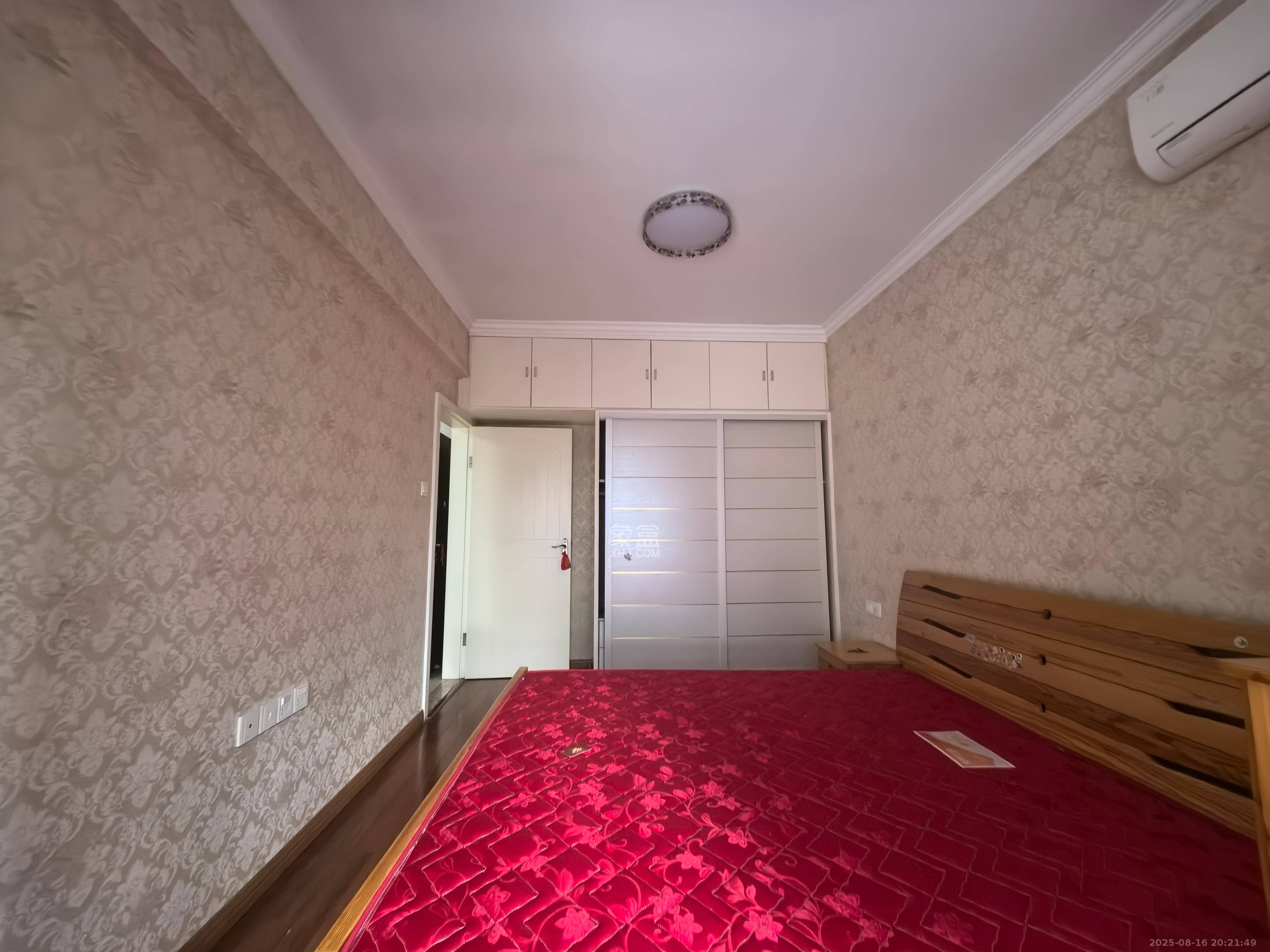 钱隆学府一、二期  1室2厅1卫    2200.0元/月室内图