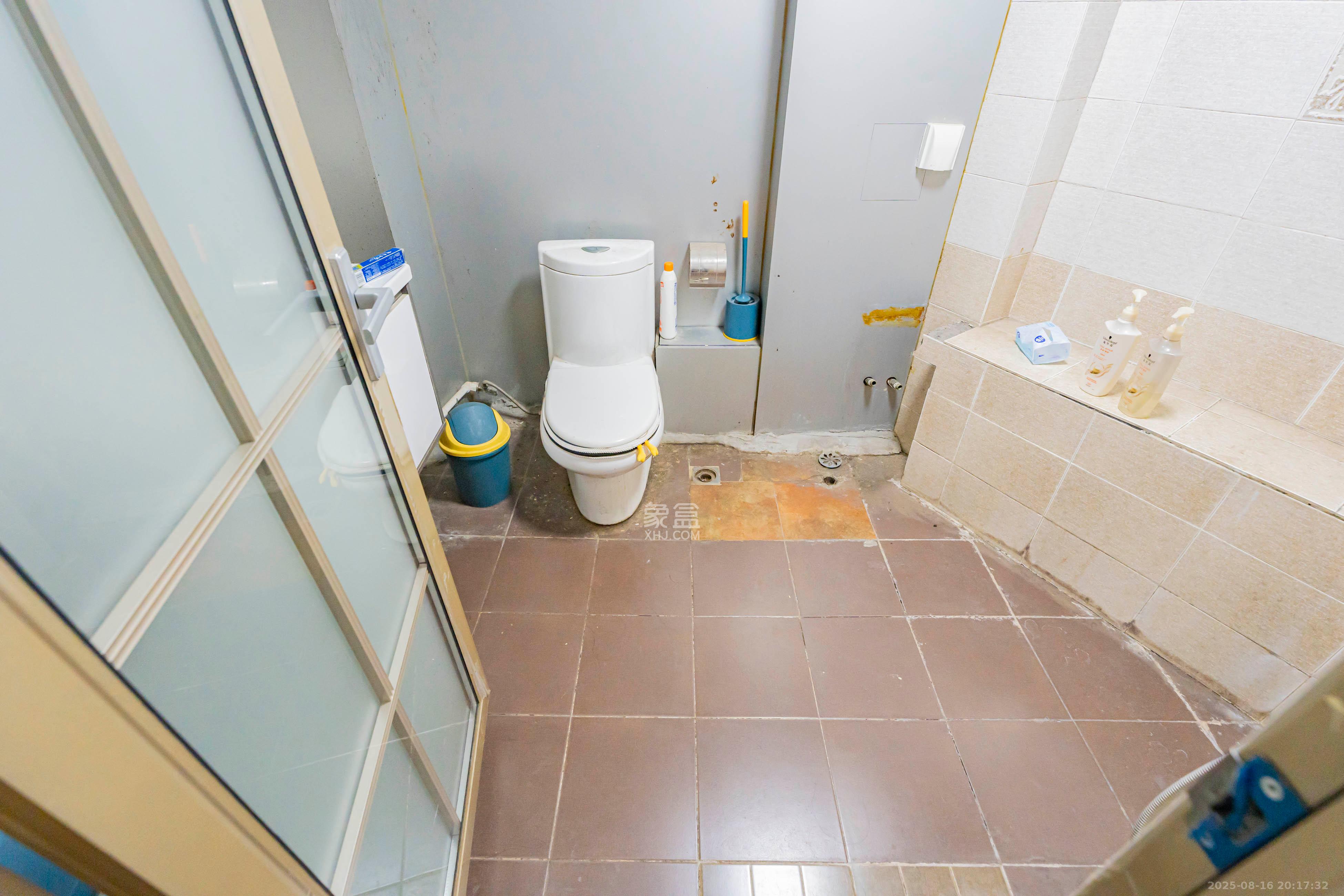 左岸春天  4室2厅2卫    130.0万 左岸春天  4室2厅2卫    130.0万卫生间