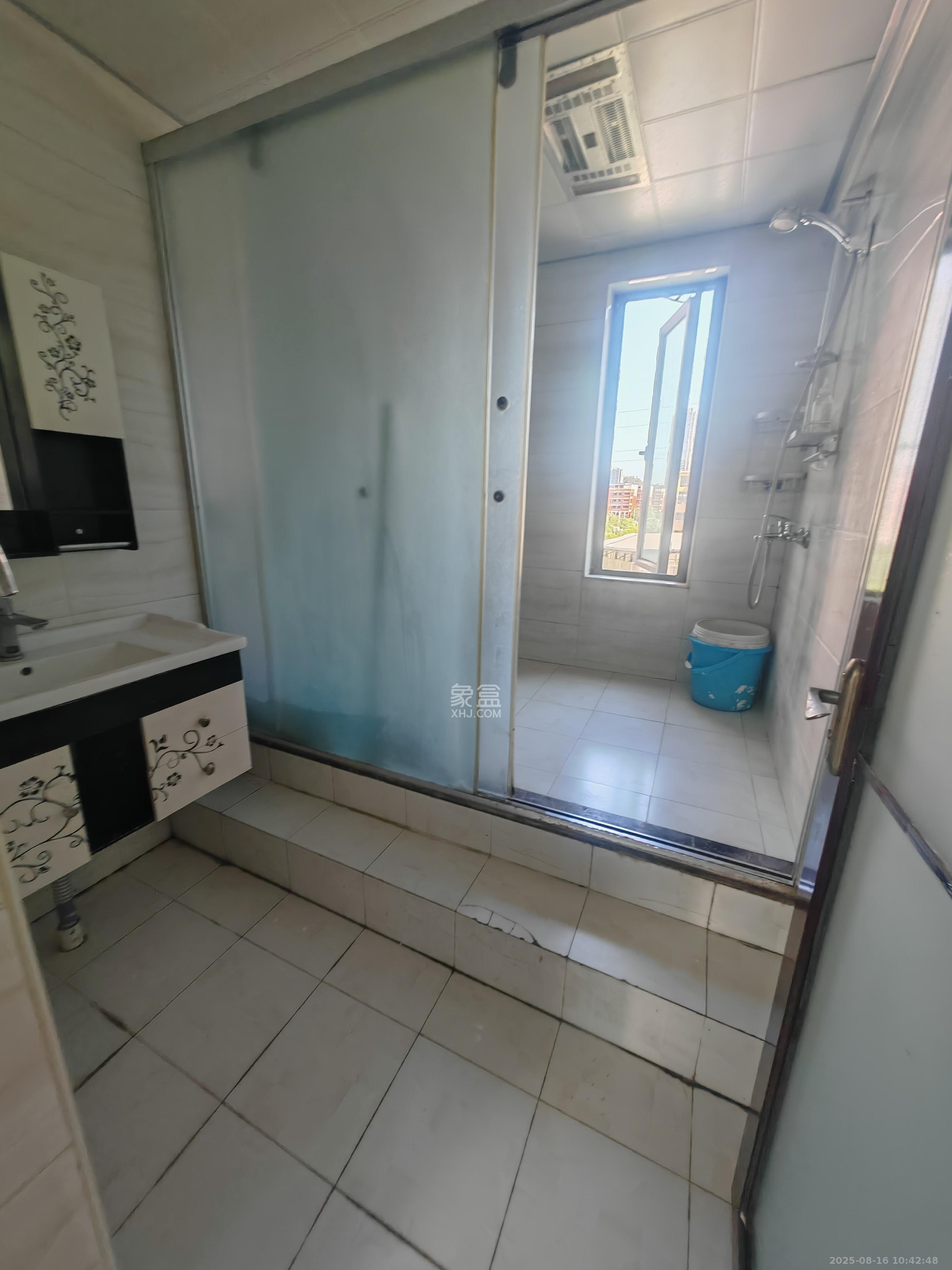 卓越蔚蓝海岸一期  4室2厅2卫    2800.0元/月室内图