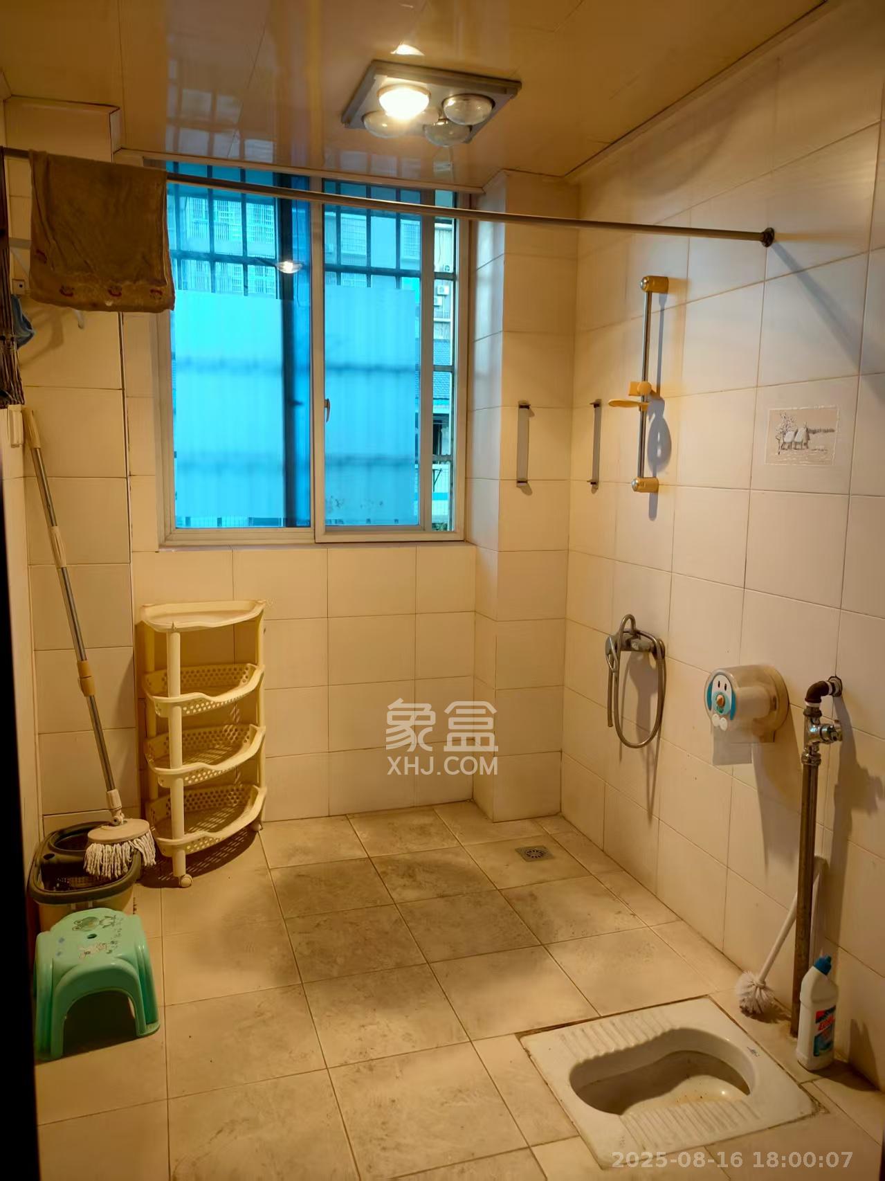 四方小区 3室2厅2卫 2200.0元/月 四方小区 3室2厅2卫 2200.0元/月室内图