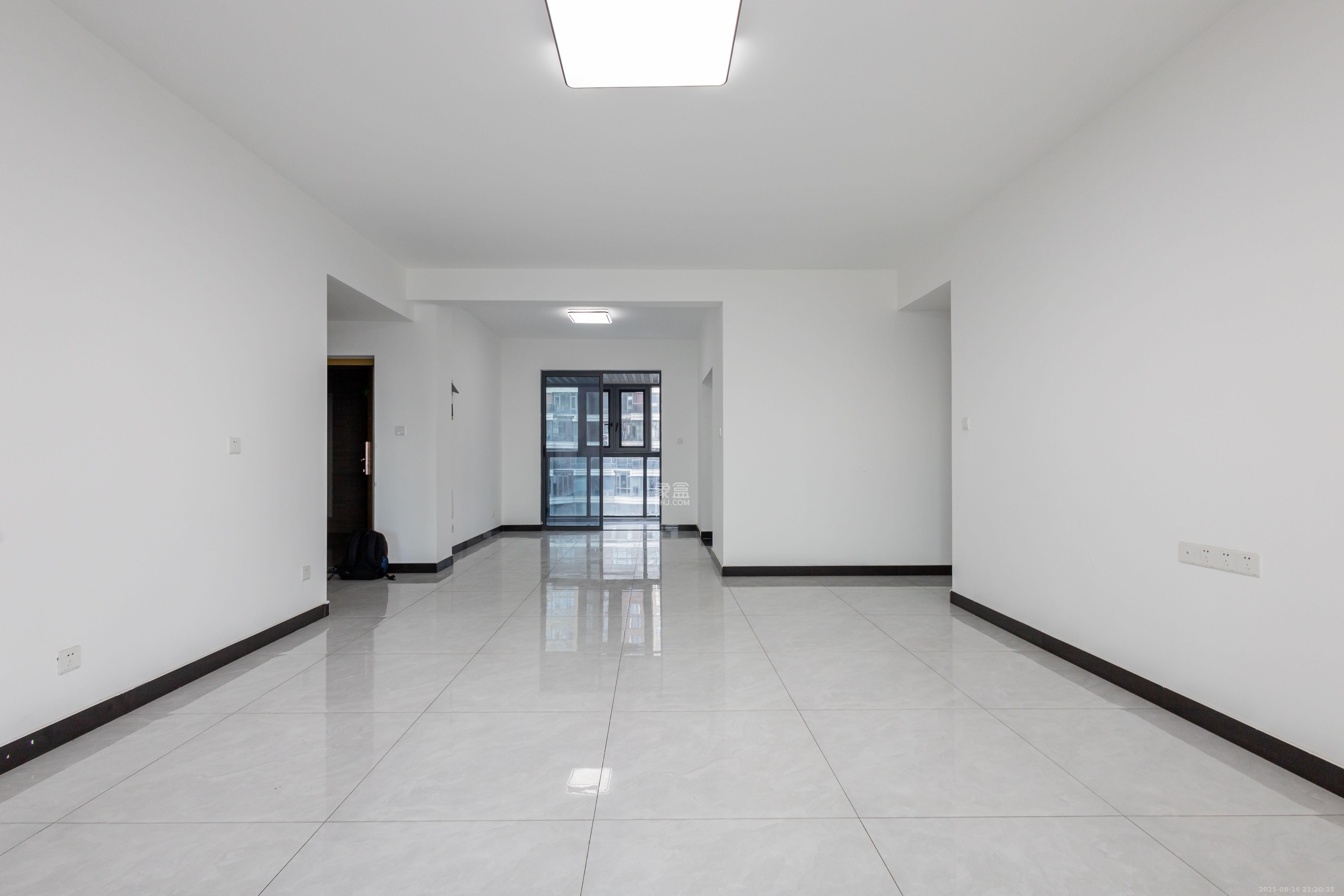 福天星中心(福天星雅苑) 5室2厅3卫 220.0万 福天星中心(福天星雅苑) 5室2厅3卫 220.0万客厅