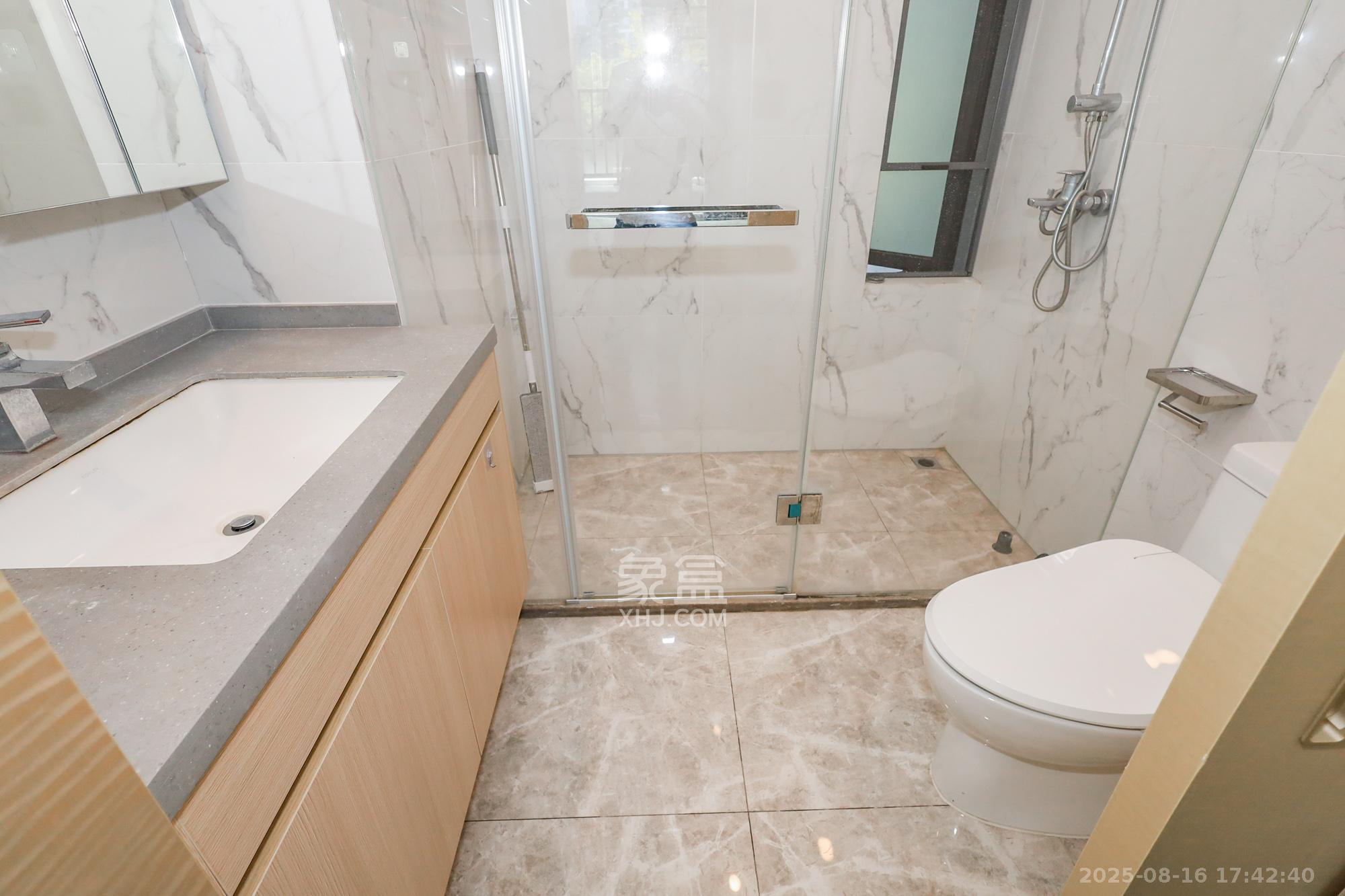 复地滨江金融中心  4室2厅2卫    228.0万卫生间