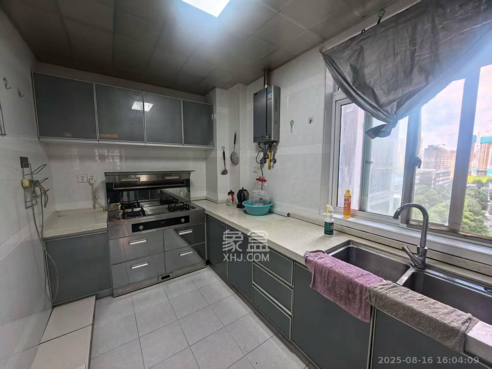 嘉盛华庭(一期、二期、三期) 3室2厅2卫 3000.0元/月 嘉盛华庭(一期、二期、三期) 3室2厅2卫 3000.0元/月室内图