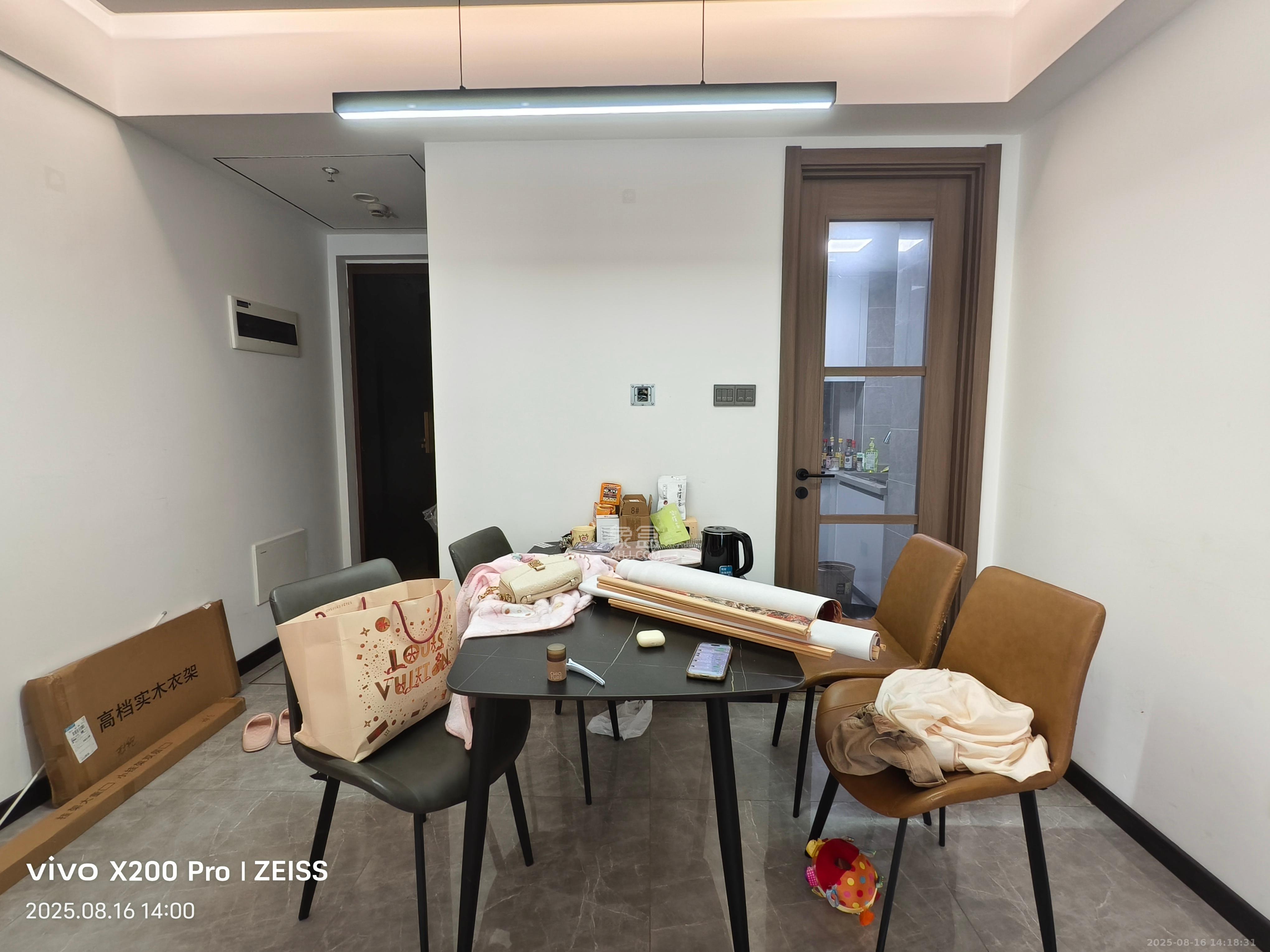 卓越中寰  3室2厅2卫   4200.00元/月室内图