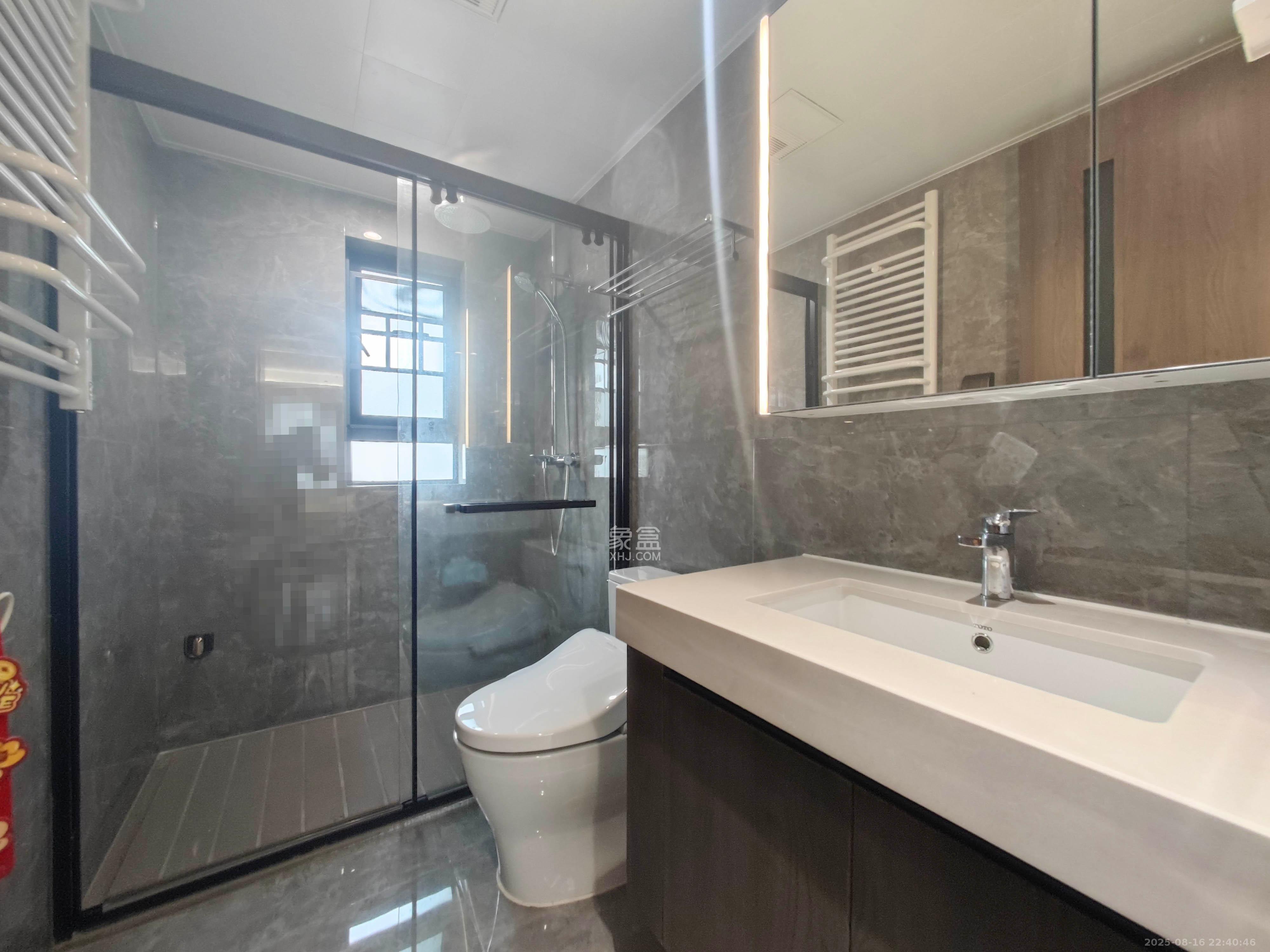 万科魅力之城  4室2厅2卫    230.0万卫生间