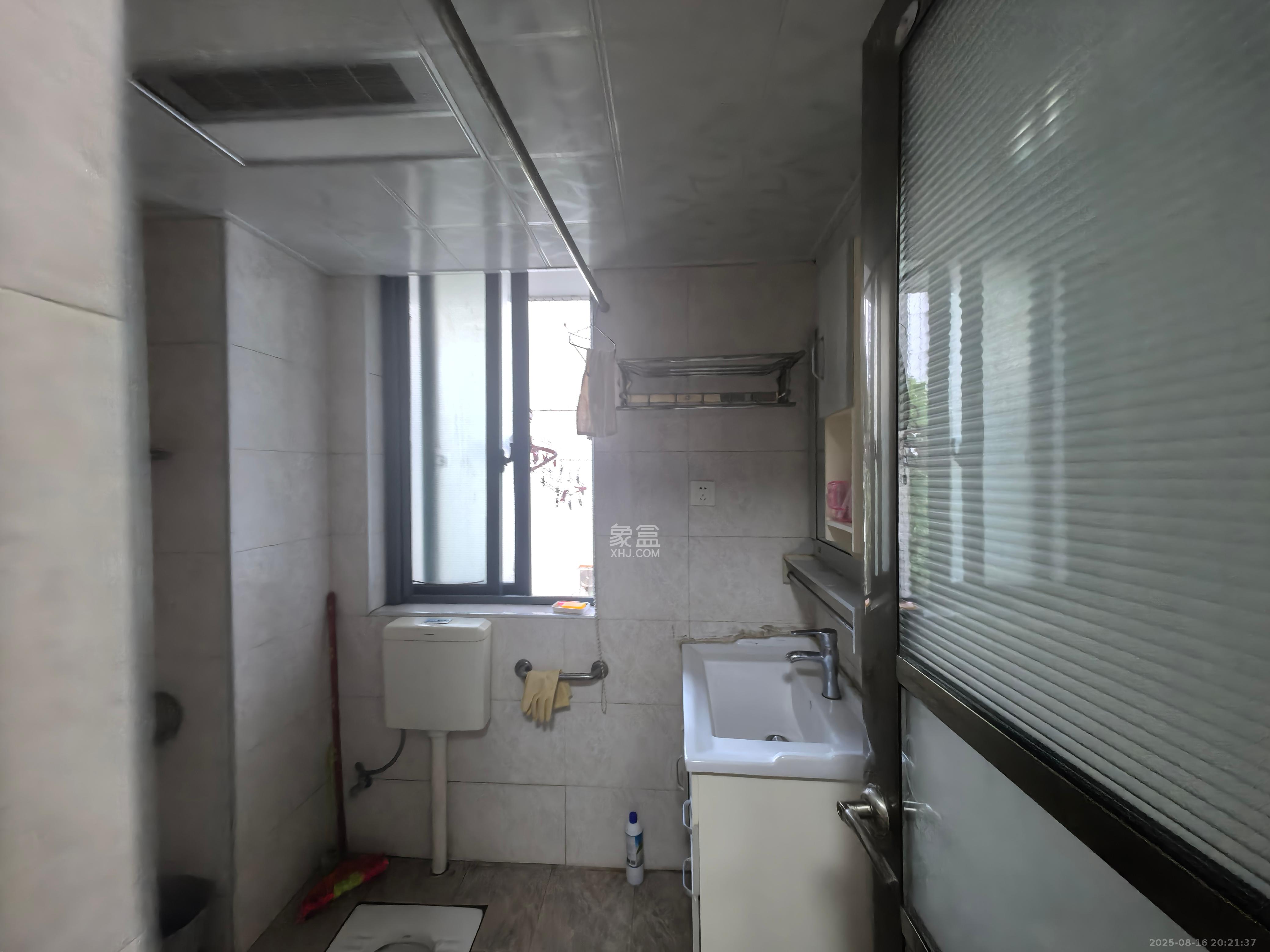 钱隆学府一、二期  1室2厅1卫    2200.0元/月室内图