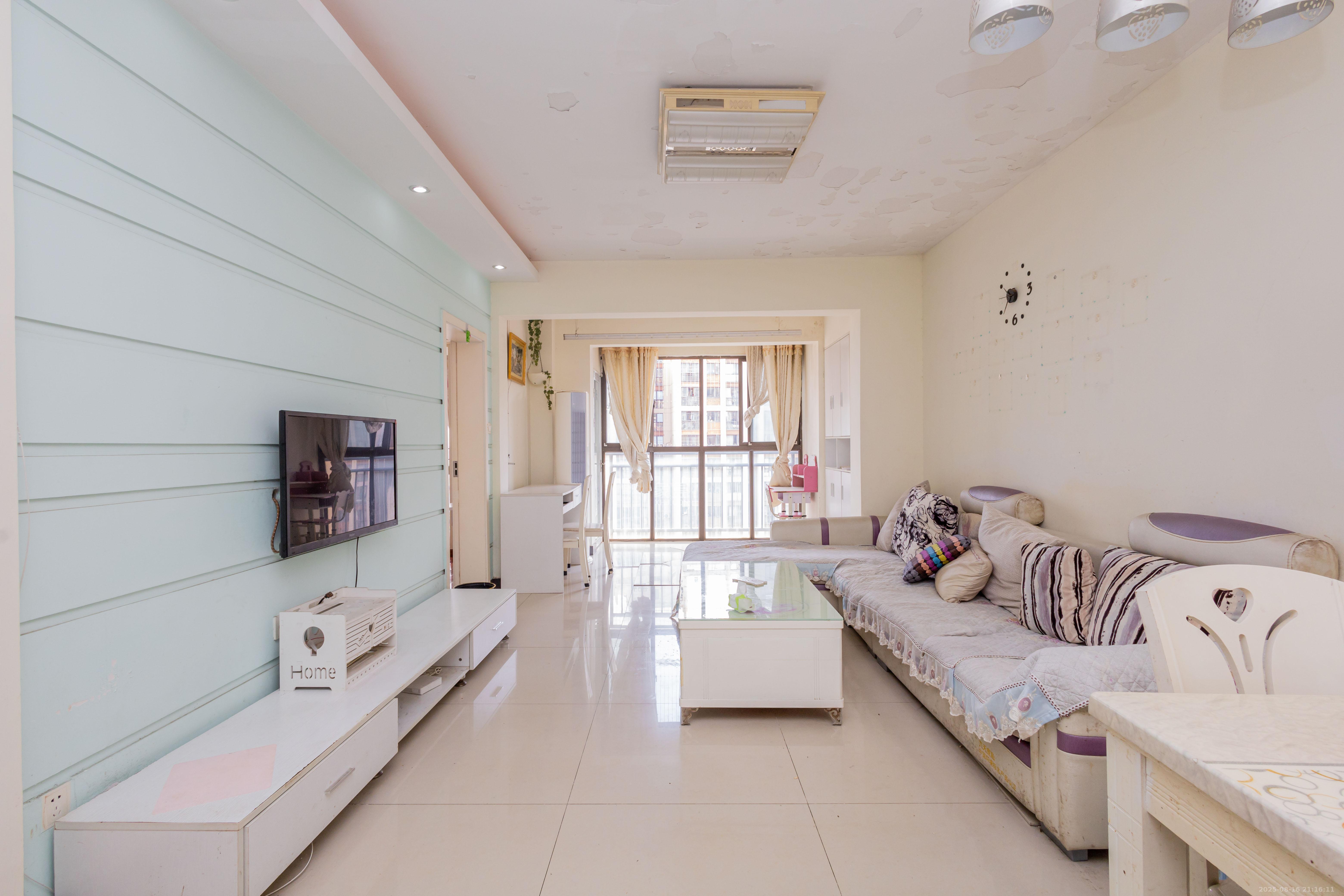 旭辉华庭 3室2厅1卫 56.8万 旭辉华庭 3室2厅1卫 56.8万客厅